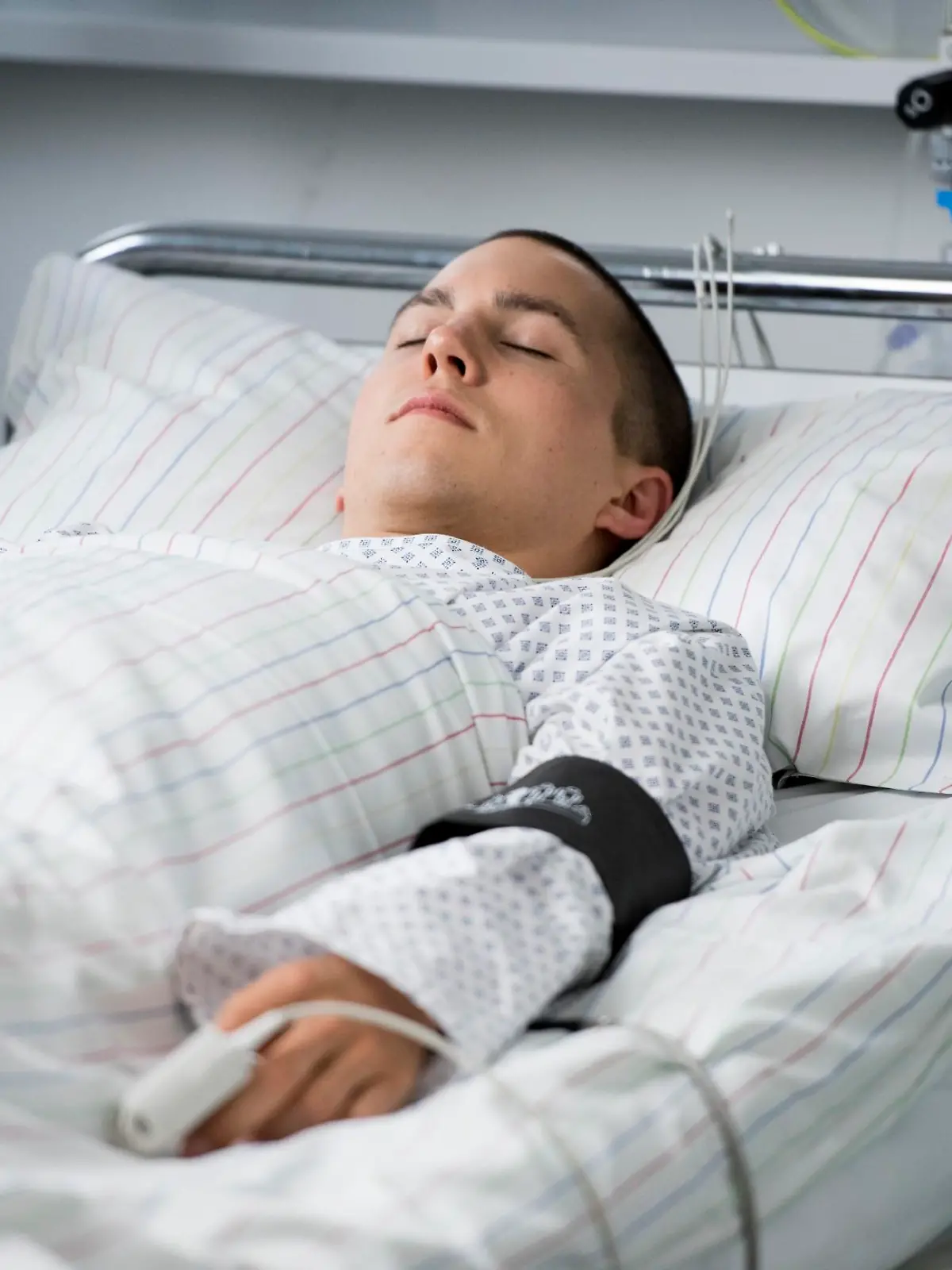 Leo (Tim Oliver Schultz) ist nach seinem Zusammenbruch da, wo er nie wieder sein wollte: im Krankenhaus.