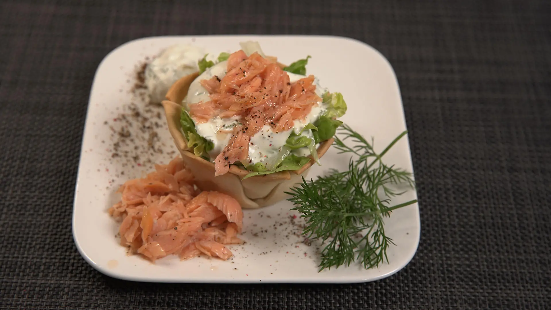 Lachs im Körbchen mit Salat und Dill Crème fraîche