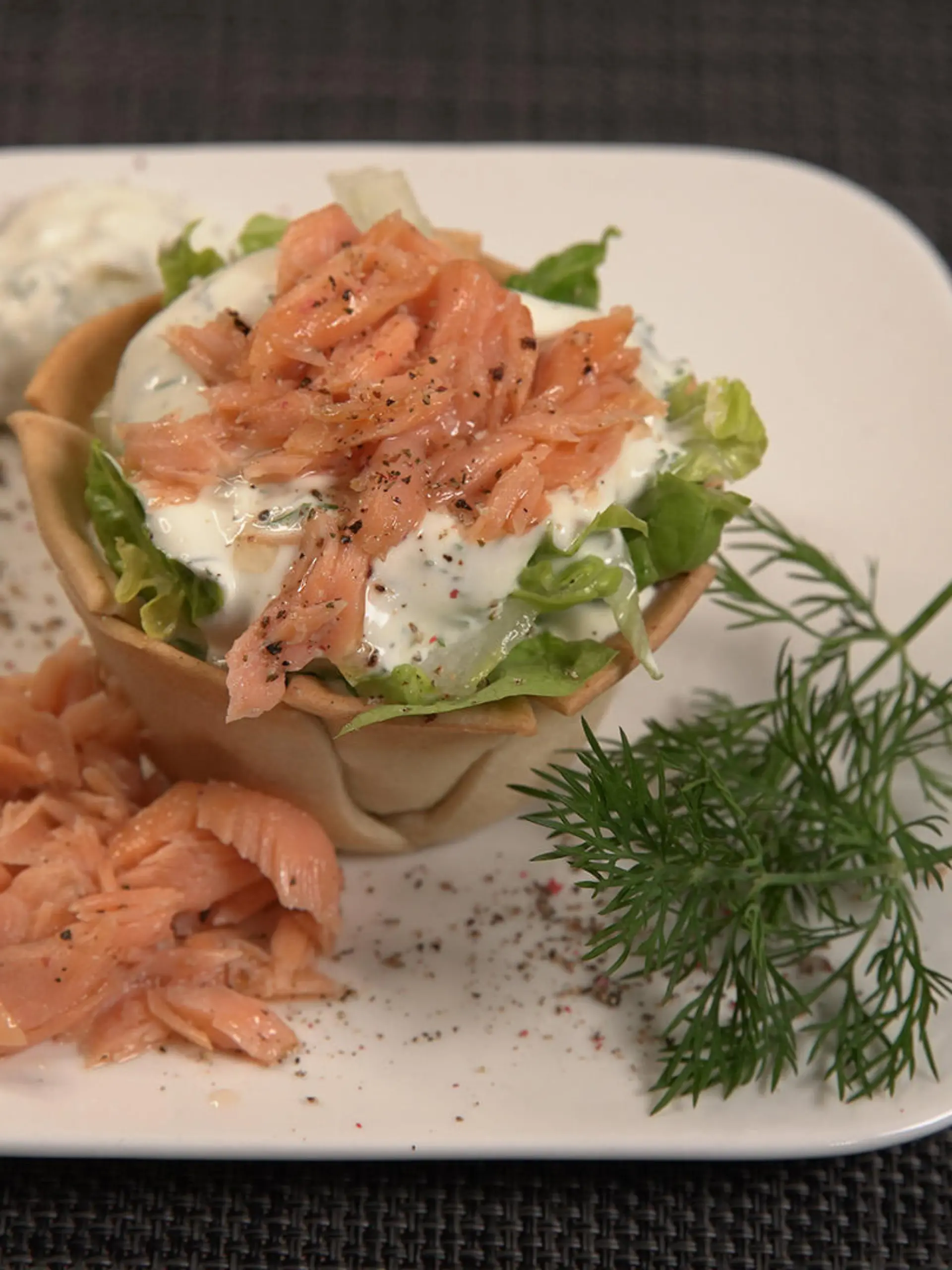 Lachs im Körbchen mit Salat und Dill Crème fraîche