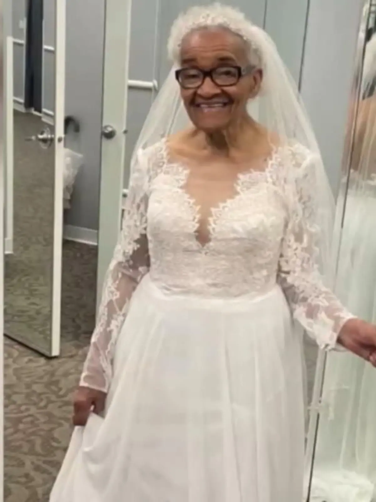 Bild zu: "Oma (94) trägt erstmals ein Brautkleid"