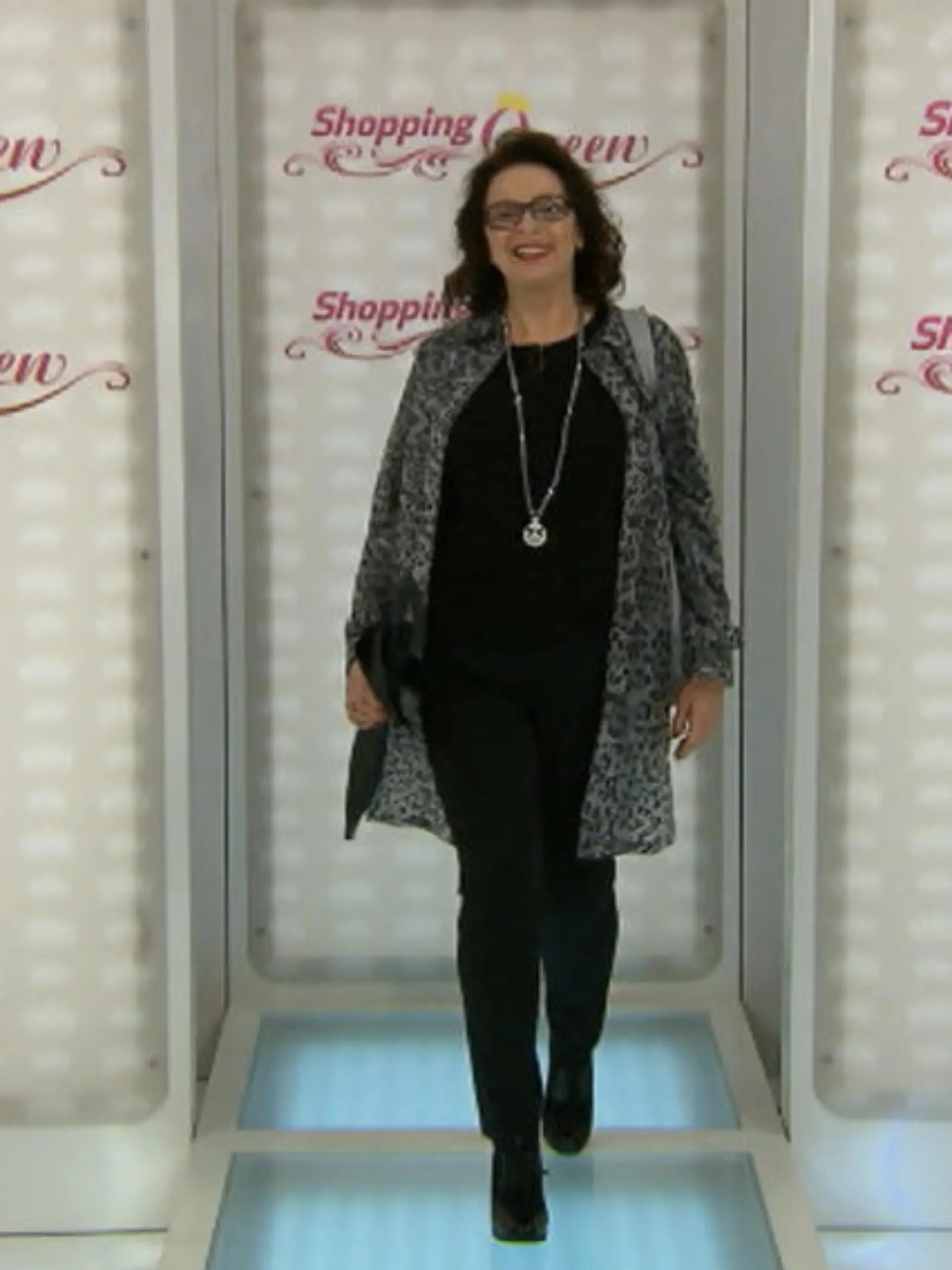 Shopping Queen 2017 KW 17 Catwalk Ria.jpg