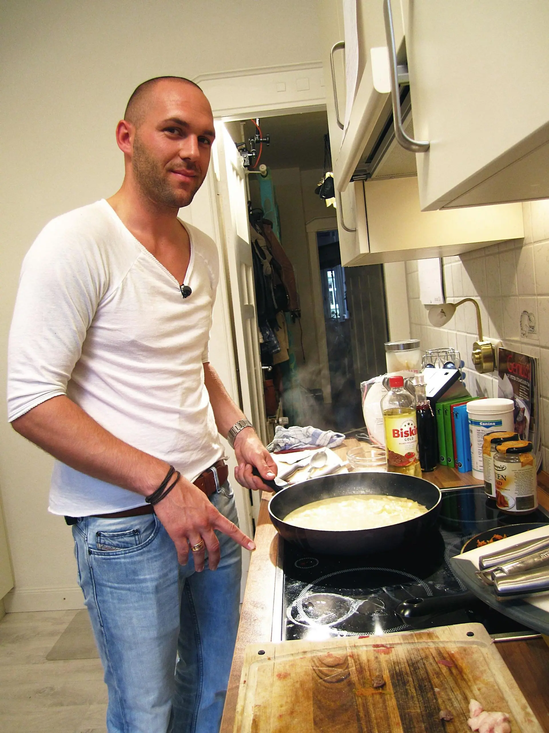 Heute ist bei Gastgeber Lars (28) ein Geflügel-Tag: Als Vorspeise gibt es eine klare Entensuppe und als Hauptspeise ein Entenbrustfilet an Calvados-Soße.