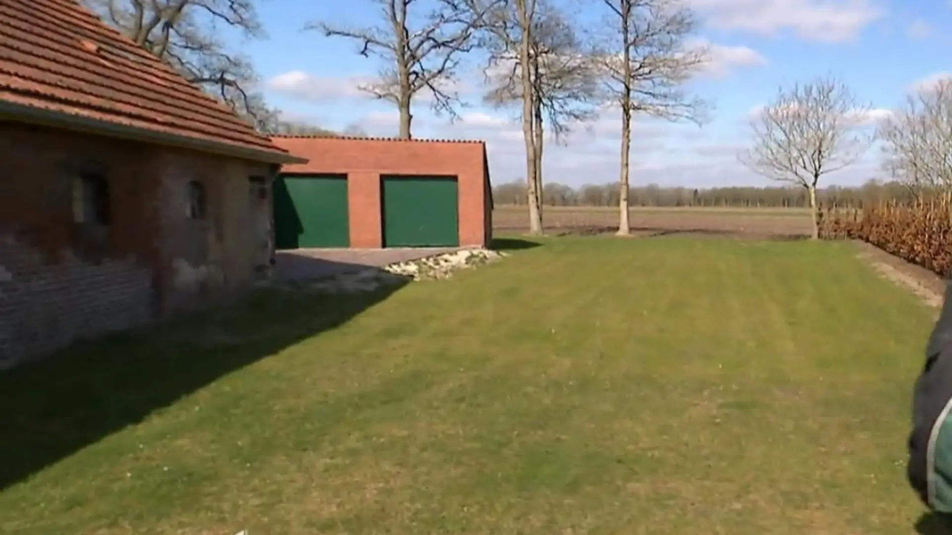 Sarah und Renke träumen von einem lebendigen Garten mit großen Beeten, bunten Pflanzen und einem sonnigen Sitzplatz hinter ihrem Bauernhaus.