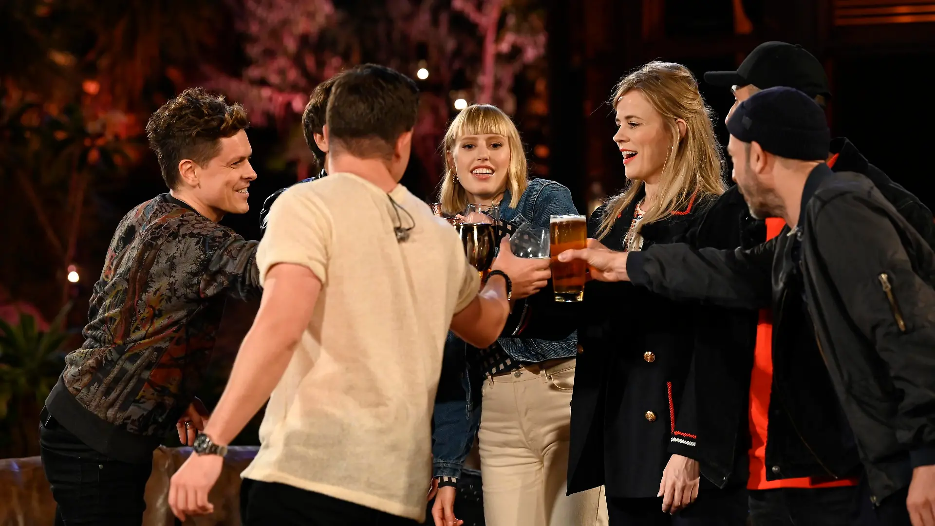 Michael Patrick Kelly (l.), LEA (M.) und Ilse DeLange.

Die Verwendung des sendungsbezogenen Materials ist nur mit dem Hinweis und Verlinkung auf TVNOW gestattet.
