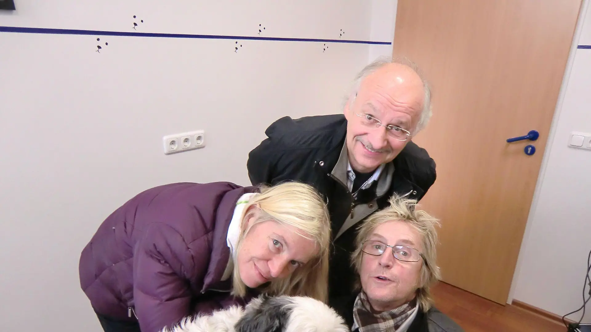 Sonja und Martin Semmelrogge (vorne) mit Dr. Wolf bei der Untersuchung der 10jährigen Hündin Crazy.