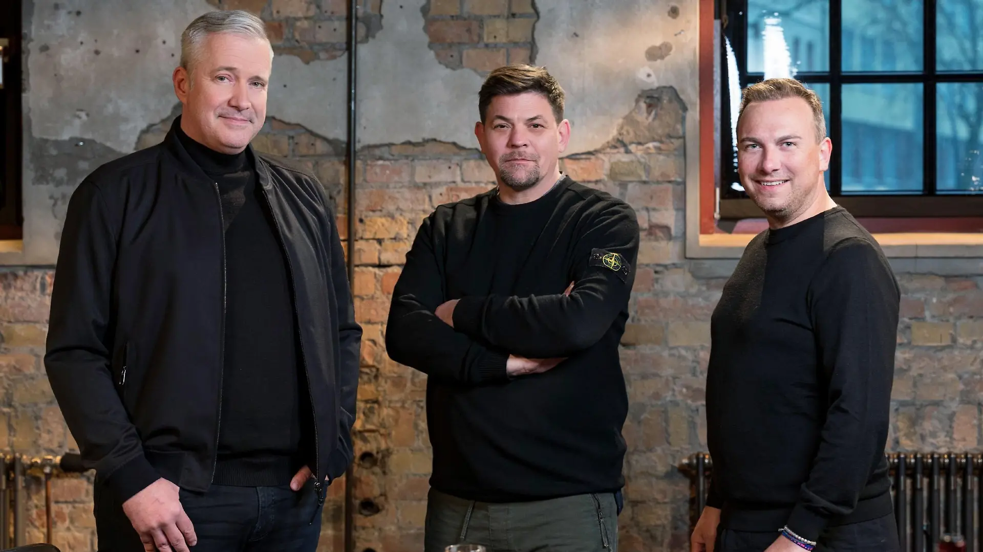 V.l.: Alexander Herrmann, Tim Mälzer und Tim Raue.
+++ Die Verwendung des sendungsbezogenen Materials ist nur mit dem Hinweis und Verlinkung auf RTL+ gestattet. +++