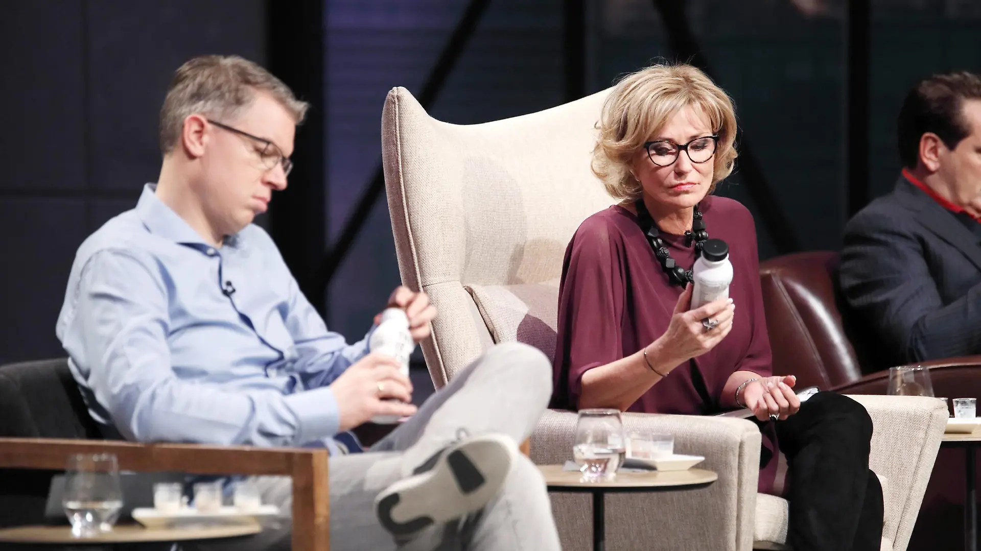 Die Investoren Frank Thelen und Dagmar Wöhrl nehmen die Flüssignahrung von "YFood" genau unter die Lupe.
