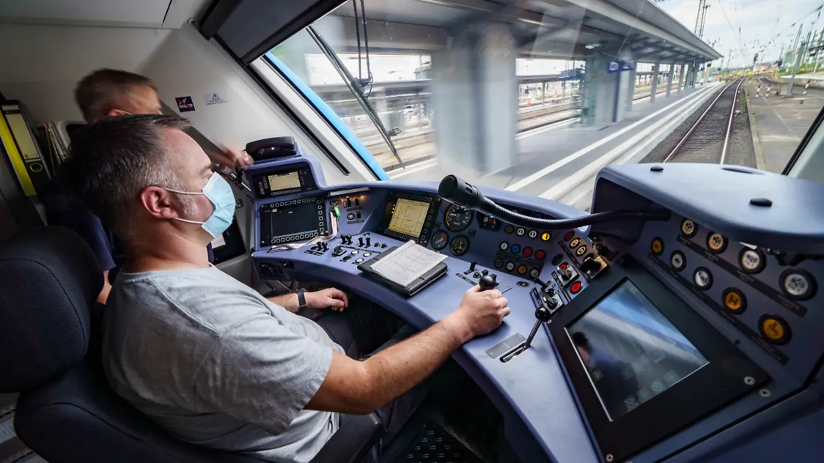 02.07.2021, Hessen, Frankfurt/Main: Mit Lokführer Timo Carl (l) verlässt der neue Wasserstoffzug des Typs Coradia iLint am Morgen den Frankfurter Hauptbahnhof. Ab Ende 2022 sollen 27 dieser Wasserstoff-Fahrzeuge der Firma Alstom zwischen Frankfurt und dem Taunus im Einsatz sein. Gewartet wird die dann weltweit größte Wasserstoffzug-Flotte im Personenverkehr in der Werkstatt von DB Regio in Frankfurt Griesheim. Foto: Frank Rumpenhorst/dpa +++ dpa-Bildfunk +++