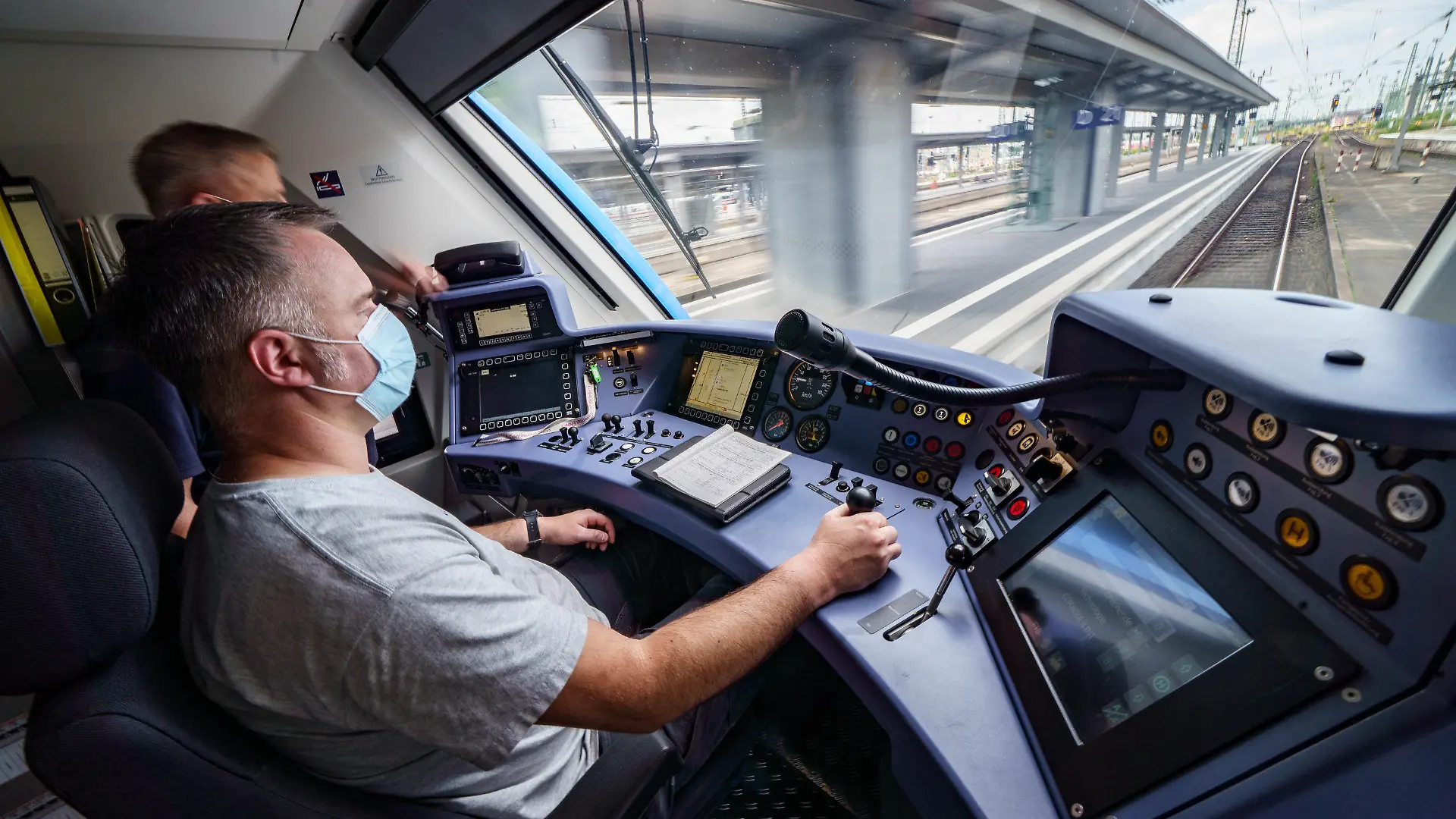 02.07.2021, Hessen, Frankfurt/Main: Mit Lokführer Timo Carl (l) verlässt der neue Wasserstoffzug des Typs Coradia iLint am Morgen den Frankfurter Hauptbahnhof. Ab Ende 2022 sollen 27 dieser Wasserstoff-Fahrzeuge der Firma Alstom zwischen Frankfurt und dem Taunus im Einsatz sein. Gewartet wird die dann weltweit größte Wasserstoffzug-Flotte im Personenverkehr in der Werkstatt von DB Regio in Frankfurt Griesheim. Foto: Frank Rumpenhorst/dpa +++ dpa-Bildfunk +++