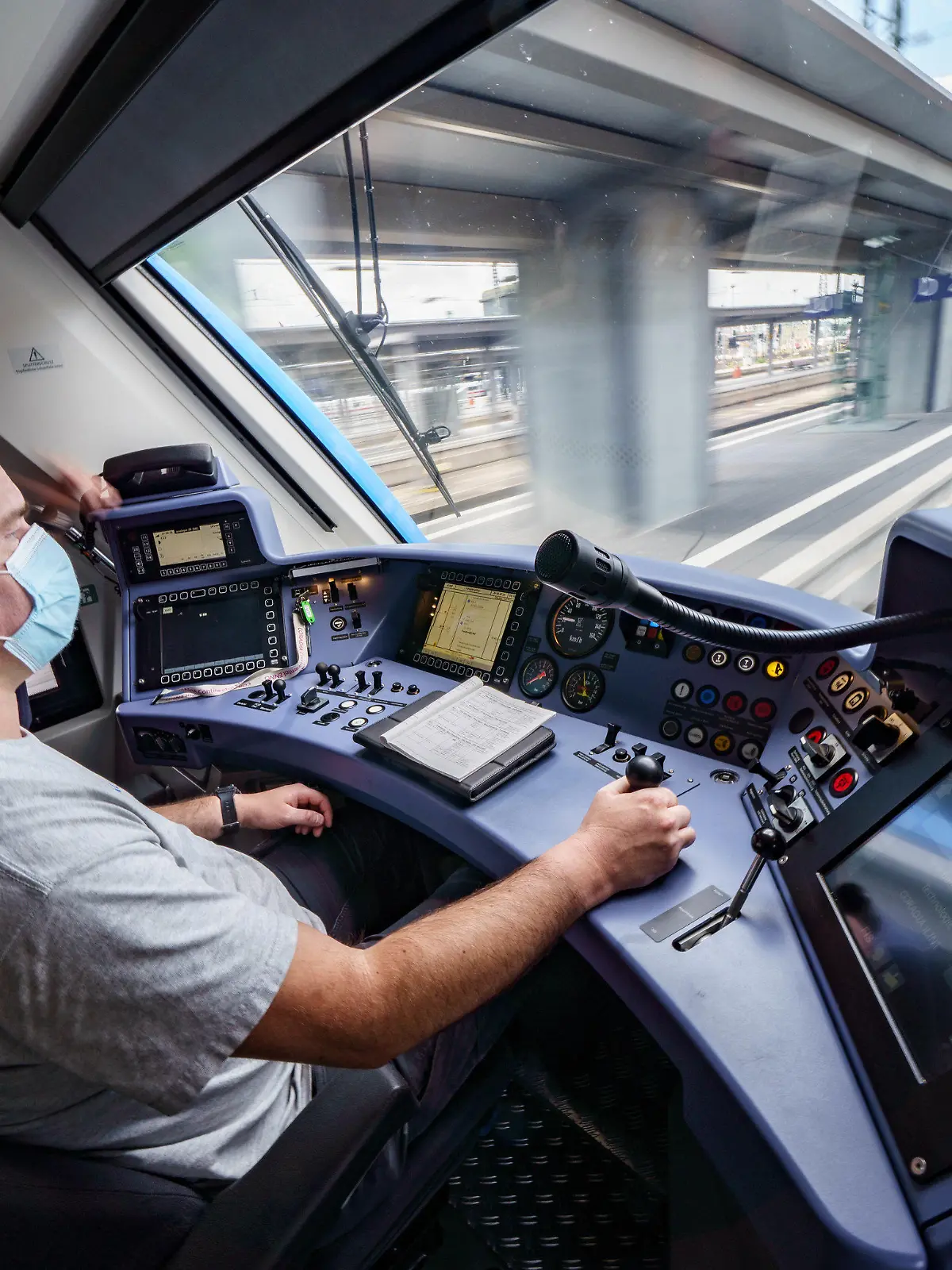 02.07.2021, Hessen, Frankfurt/Main: Mit Lokführer Timo Carl (l) verlässt der neue Wasserstoffzug des Typs Coradia iLint am Morgen den Frankfurter Hauptbahnhof. Ab Ende 2022 sollen 27 dieser Wasserstoff-Fahrzeuge der Firma Alstom zwischen Frankfurt und dem Taunus im Einsatz sein. Gewartet wird die dann weltweit größte Wasserstoffzug-Flotte im Personenverkehr in der Werkstatt von DB Regio in Frankfurt Griesheim. Foto: Frank Rumpenhorst/dpa +++ dpa-Bildfunk +++