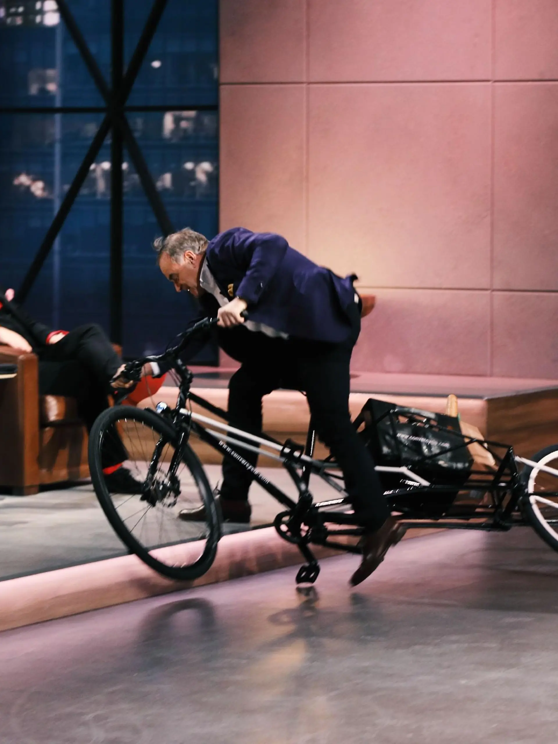 Investor Dr. Georg Kofler (r.) unterzieht das "Convercycle"-Fahrrad einem Praxistest.