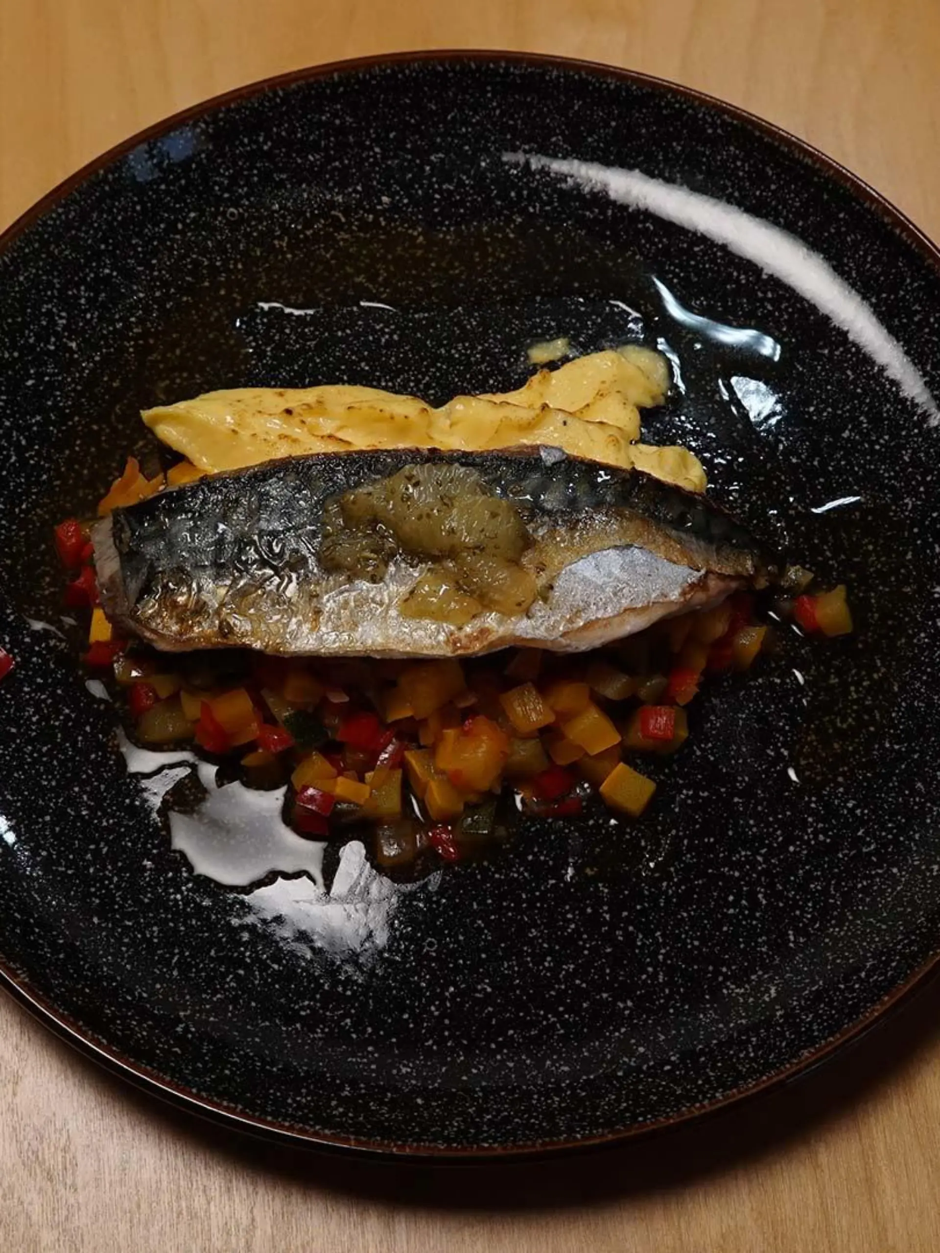 Makrele auf Ratatouille mit Parmesancreme und Rosmarin-Zitronen-Kompott