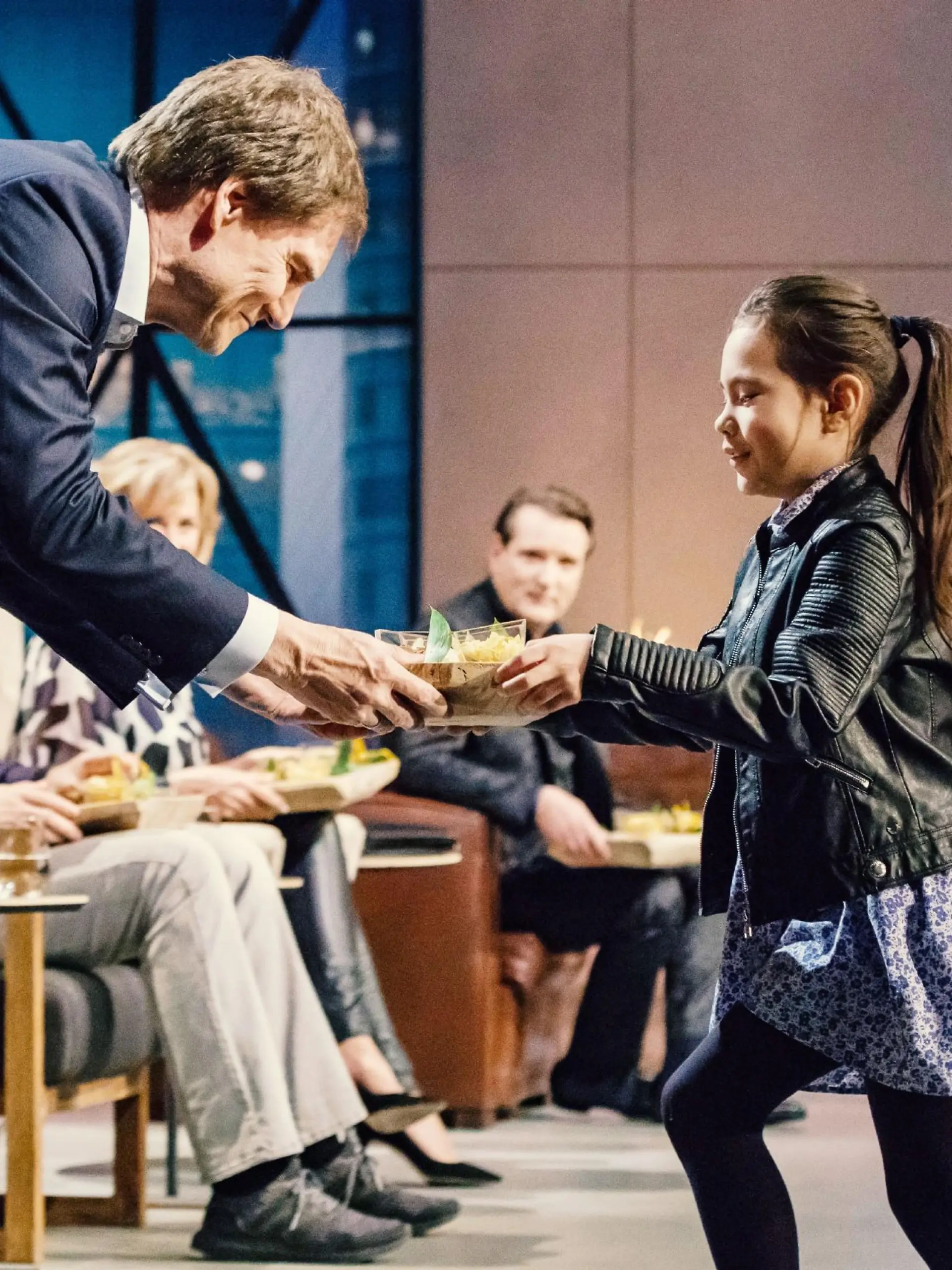 Joanna Holtsch bringt Investor Carsten Maschmeyer eine Portion "Pook" Kokosnuss-Chips.