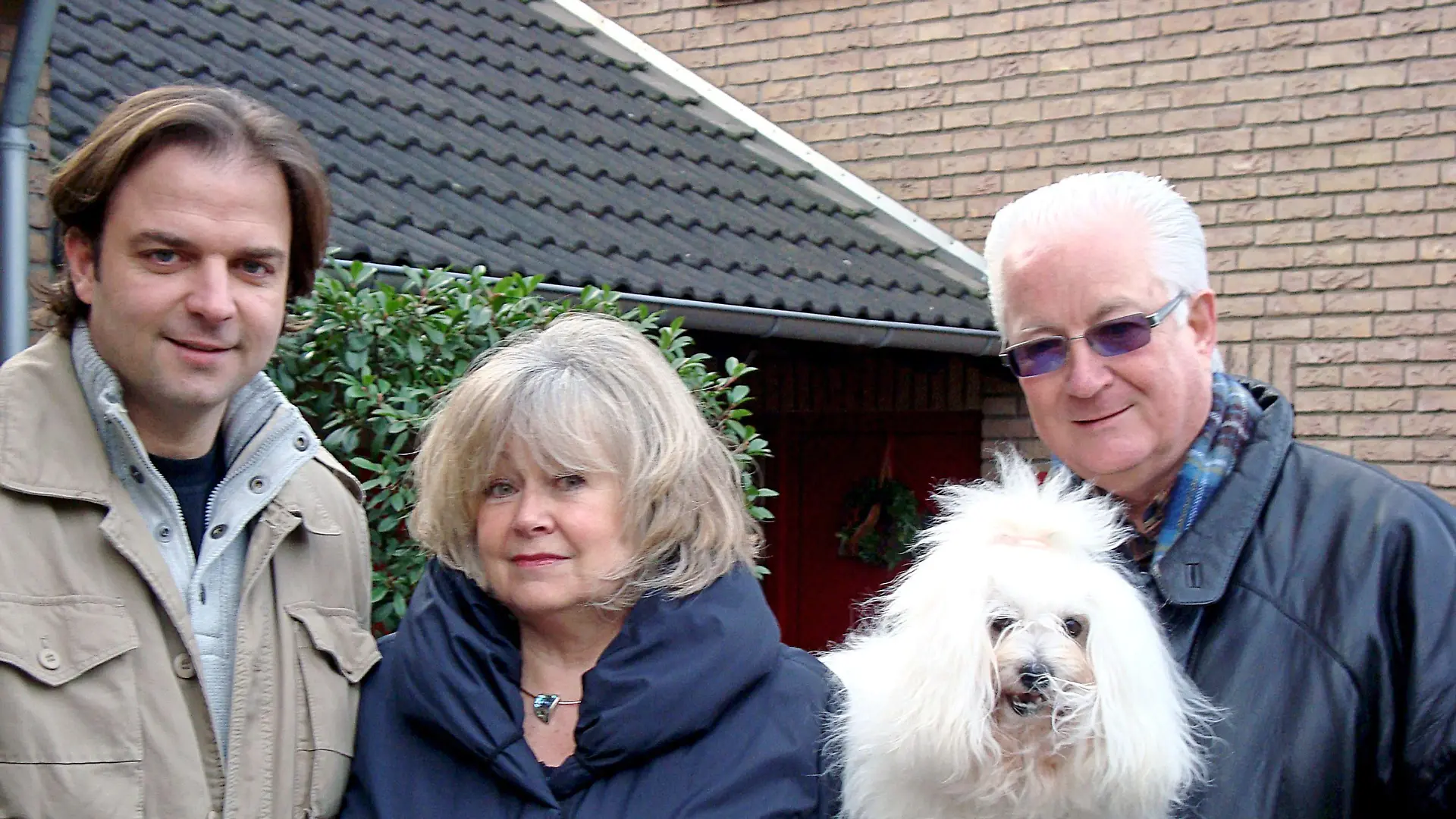 Hundeprofi Martin Rütter (l.), Rosemarie Quinn, Brian Quinn und Coton de Tulear-Hündin Zita