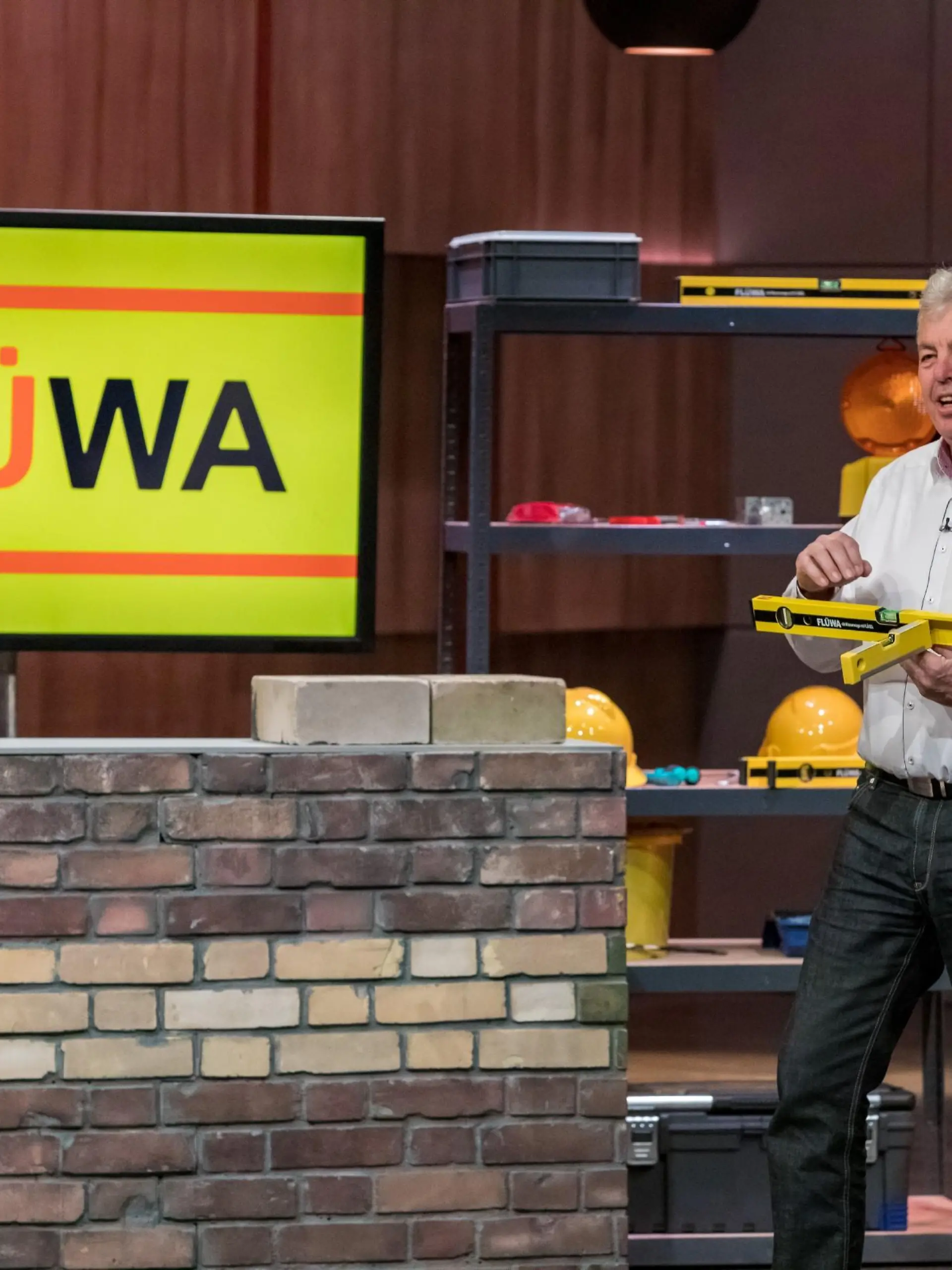 Karlheinz Voll aus Osthofen präsentiert "FLÜWA", die Wasserwaage mit Flügel. Er erhofft sich ein Investment von 60.000 Euro für 20 Prozent der Anteile an seinem Unternehmen.  Die Verwendung des sendungsbezogenen Materials ist nur mit dem Hinweis und Verlinkung auf TVNOW gestattet.