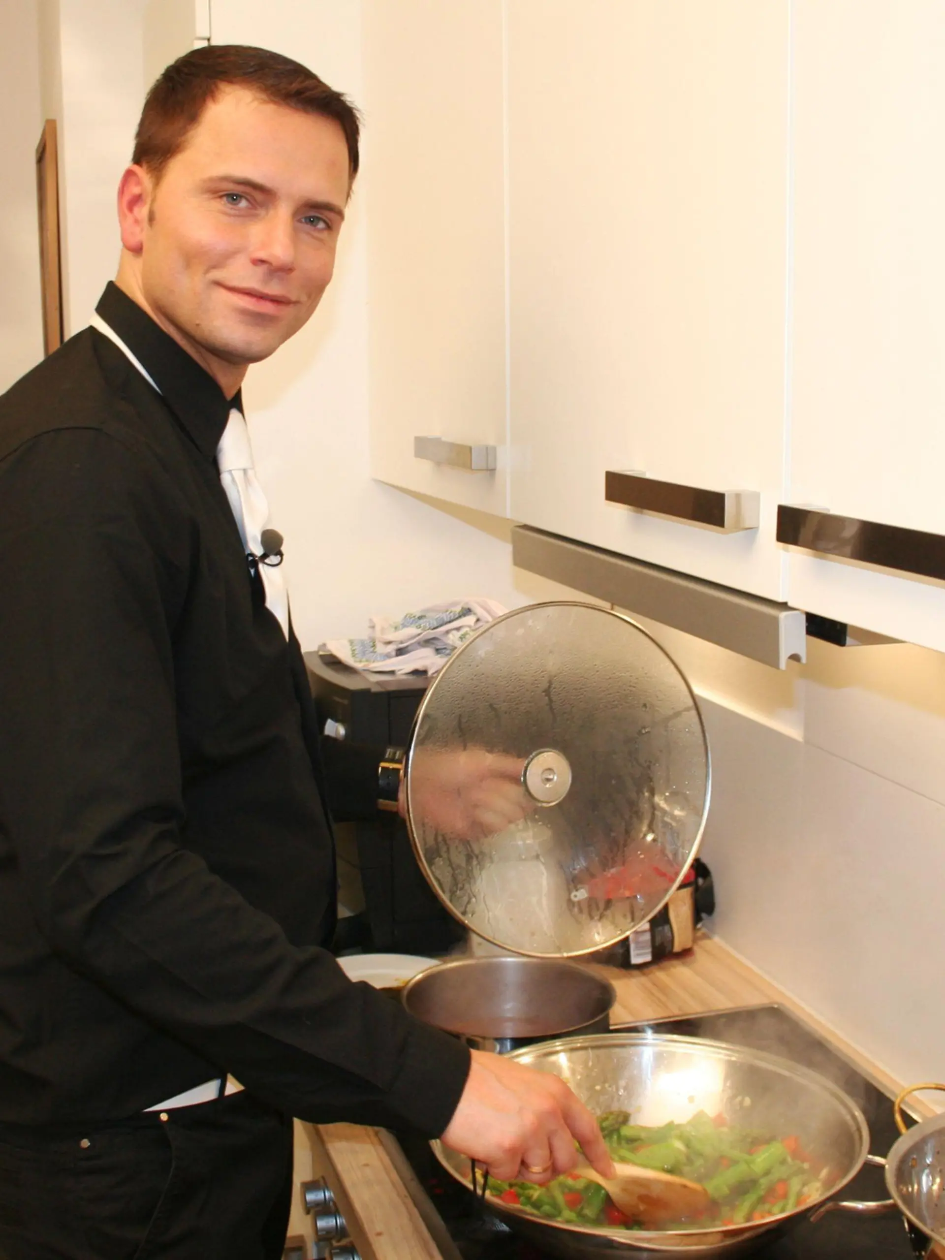 Am letzten Abend des perfekten Dinners stellt Gastgeber Stephan (35) seine Kochkünste unter Beweis. Kann er mit seinem Menü bei seinen Gästen punkten?