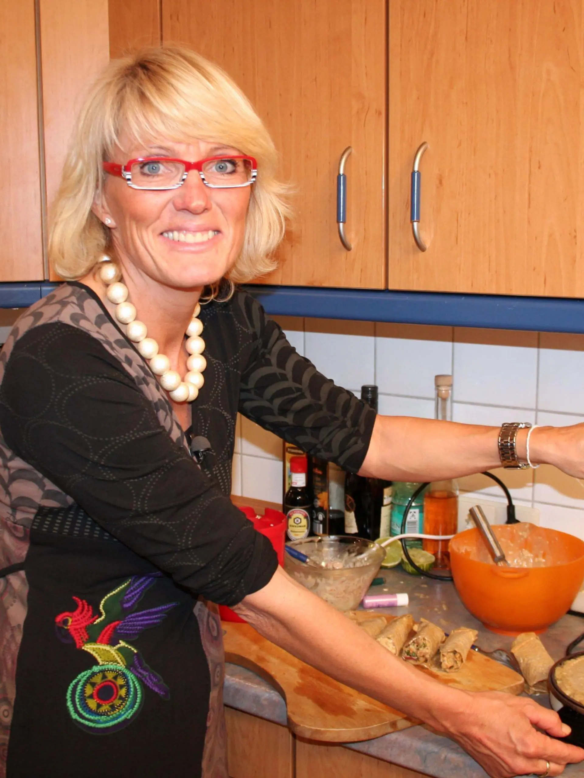 Gastgeberin Reinhild (43) freut sich über ihre Teilnahme beim "perfekten Dinner im Schlafrock". Doch kann sie die Runde in dieser Woche auch gewinnen?