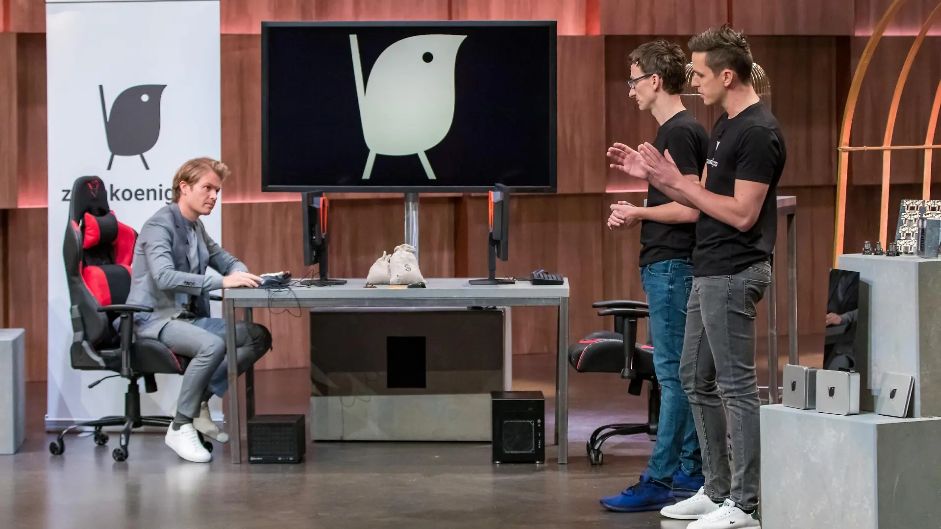 Dominik (l.) und Patrick Schmalzried aus Stuttgart präsentieren den "Zaunkoenig M1K", die leichteste Gaming-Maus der Welt. Investor Nico Rosberg (l.) geht direkt in den Praxistest. Die Verwendung des sendungsbezogenen Materials ist nur mit dem Hinweis und Verlinkung auf TVNOW gestattet.