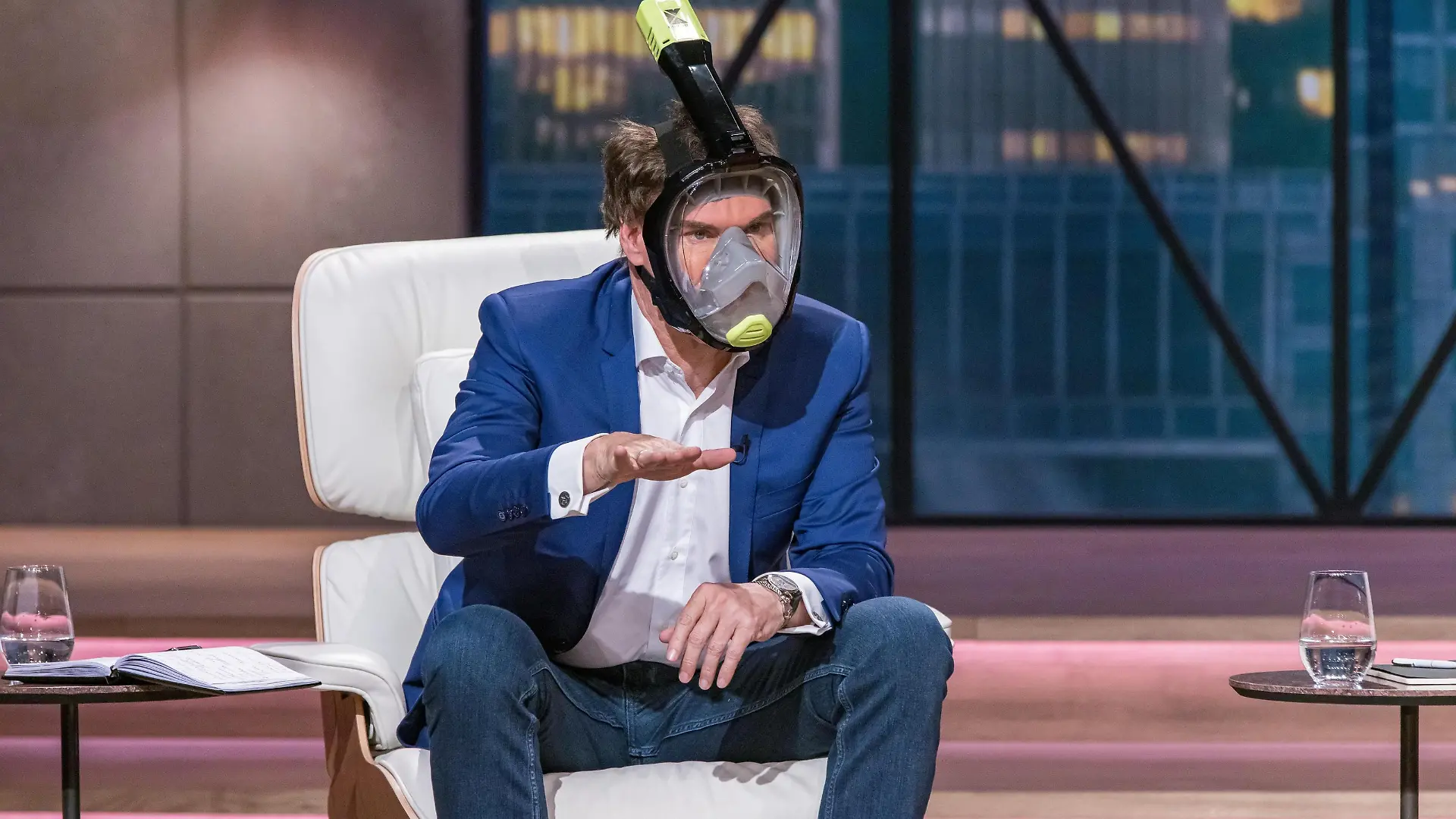 Investor Carsten Maschmeyer unterzieht die Ganz-Gesicht-Schnorchelmaske von KHROOM direkt dem Praxistest.
+++ Die Verwendung des sendungsbezogenen Materials ist nur mit dem Hinweis und Verlinkung auf RTL+ gestattet. +++