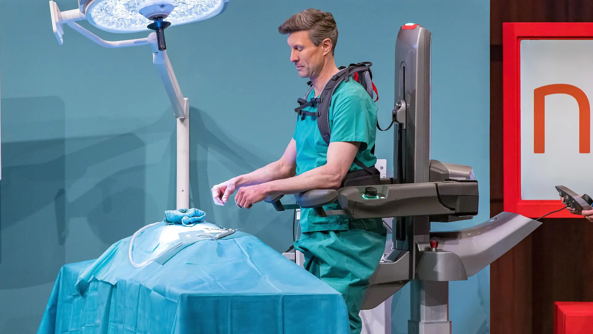 Prof. Dr. Bernhard Krämer (Foto), Sabrina Hellstern und Claudia Sodah präsentieren mit noac einen Exoskelett-Roboter zur Entlastung von Chirurgen während der OP. Sie erhoffen sich ein Investment von 1.000.000 Euro für 5 Prozent der Firmenanteile.
+++ Die Verwendung des sendungsbezogenen Materials ist nur mit dem Hinweis und Verlinkung auf RTL+ gestattet. +++