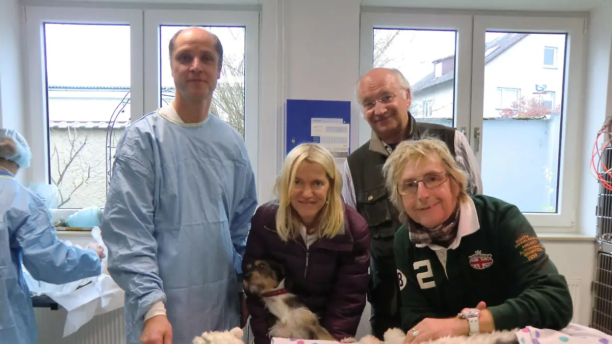V.l.: Dr. Stefan Kindler, Sonja und Martin Semmelrogge und Dr. Wolf nach der erfolgreichen Augenoperation.