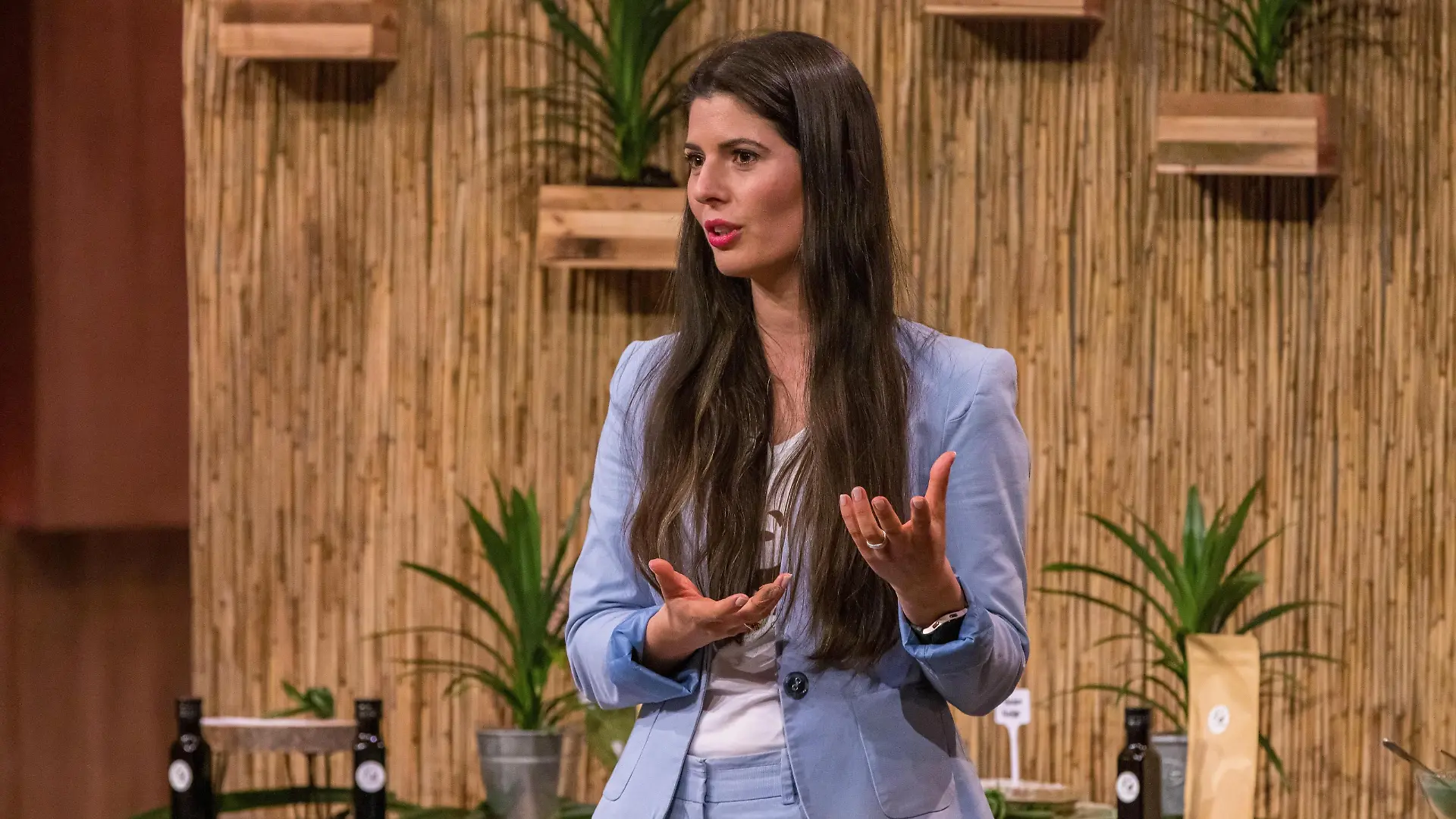 Anne Rich präsentiert mit Nature Pandan Pandan Pulver und Sirup. Sie erhofft sich ein Investment von 50.000 Euro für 25 Prozent der Firmenanteile.
+++ Die Verwendung des sendungsbezogenen Materials ist nur mit dem Hinweis und Verlinkung auf RTL+ gestattet. +++