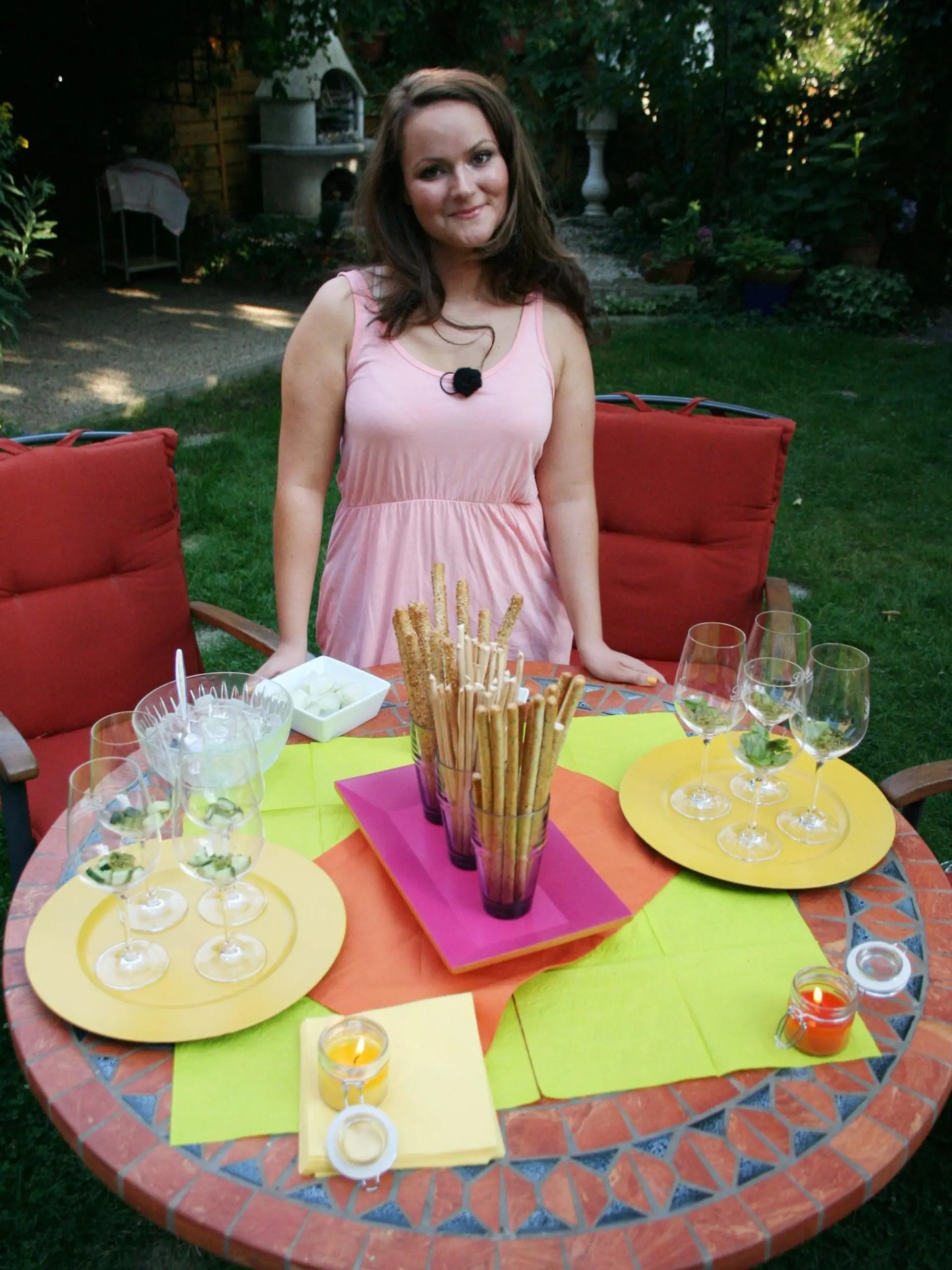 Gastgeberin Nadine (26) hat sich Großes vorgenommen: Unter dem Motto "Ich hol den Sommer zurück", lädt sie heute Abend ihre Gäste ein. Wird ihr dieses Vorhaben gelingen?