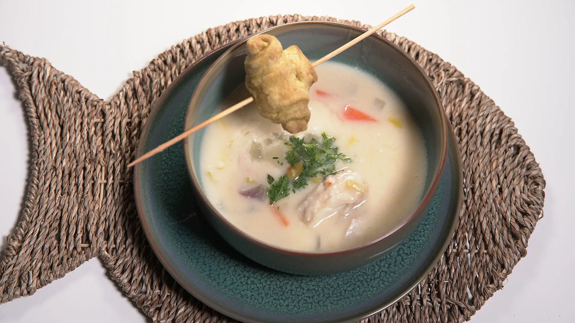 Fischsuppe mit Spinat-Dill-Brotschnecken und Chutney