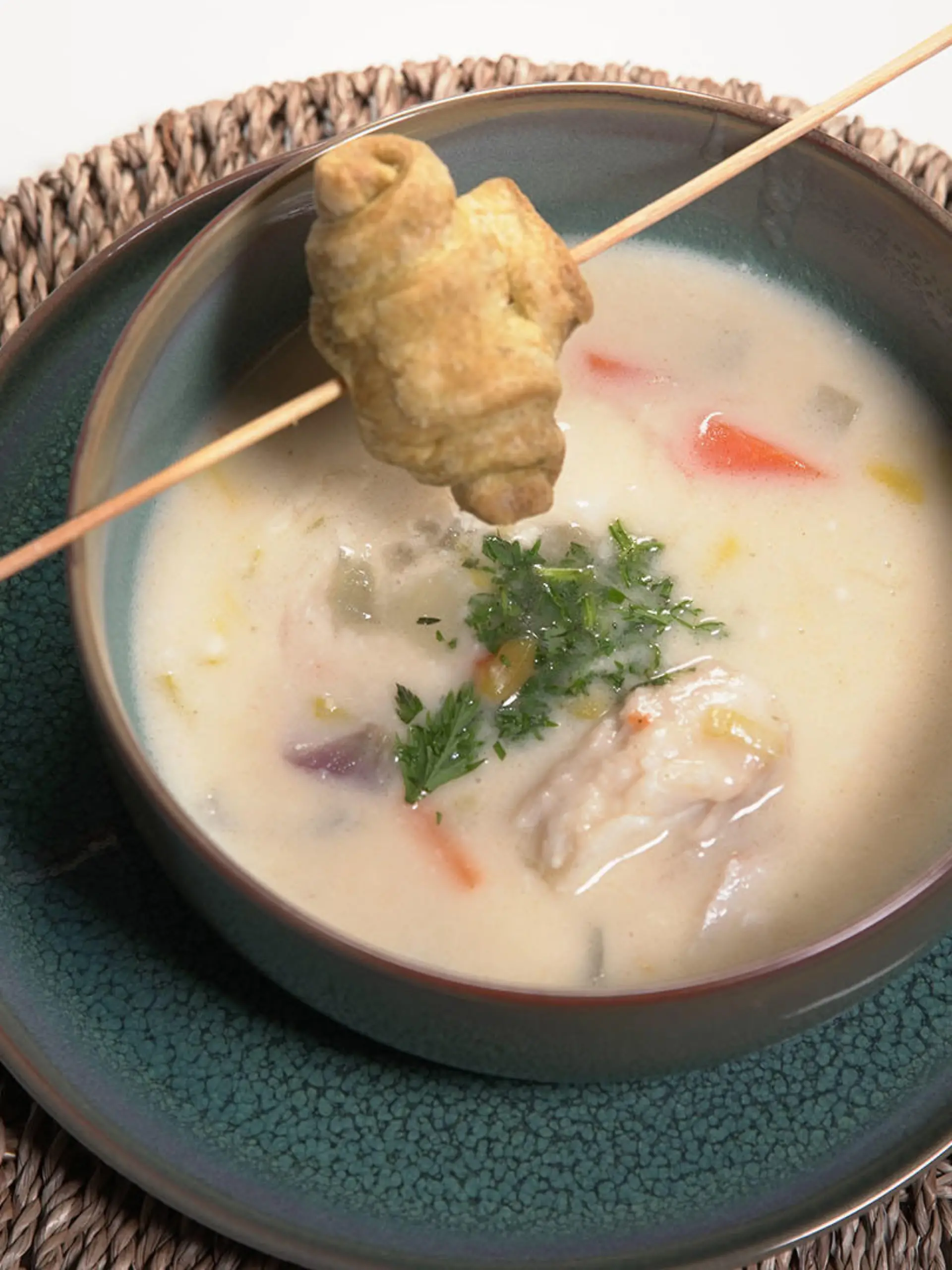 Fischsuppe mit Spinat-Dill-Brotschnecken und Chutney