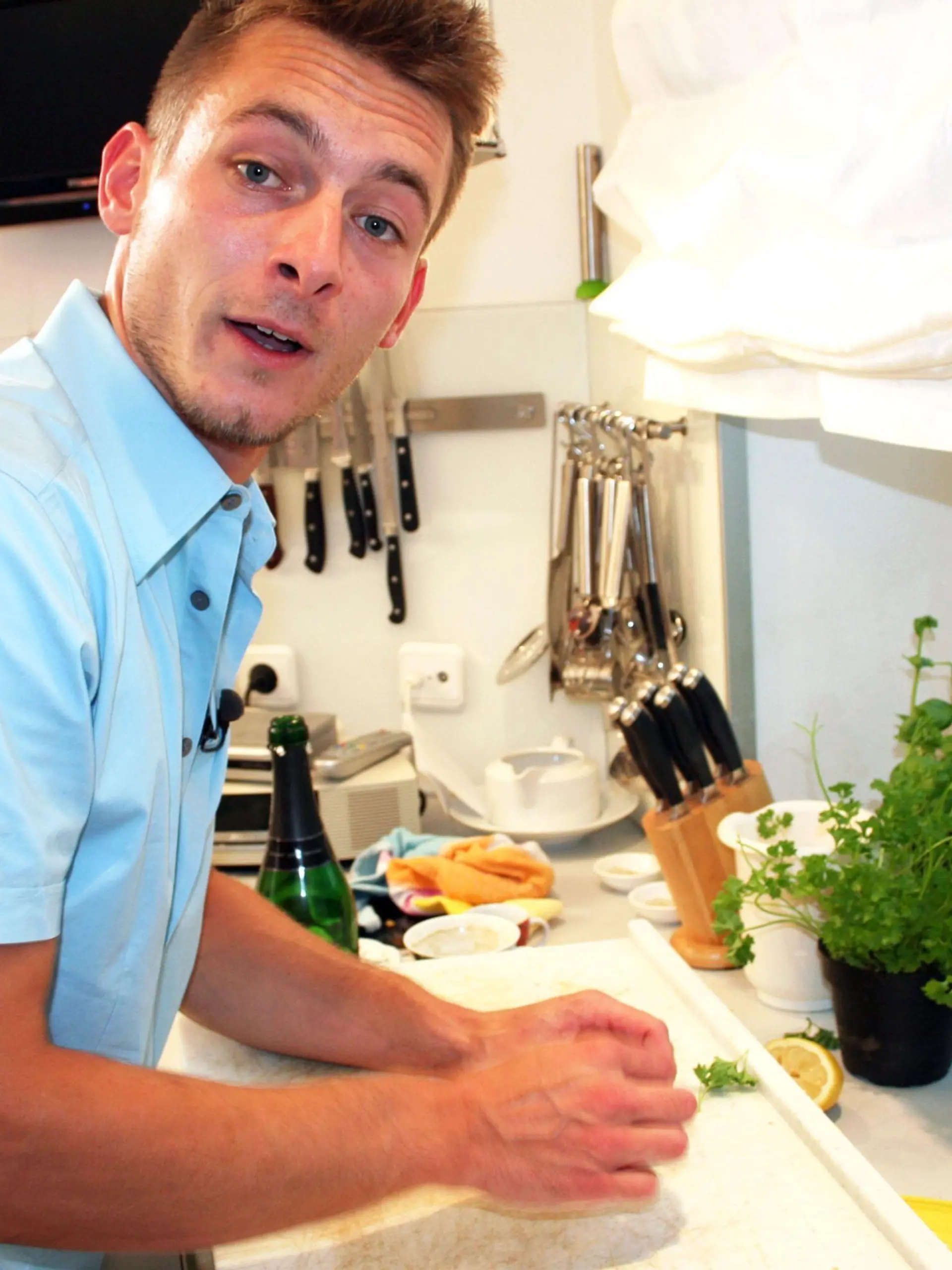 Wer stört mich da bei der Arbeit? Gastgeber Sebastian (26) kümmert sich gerade um die Gewürze, die natürlich nicht fehlen dürfen.