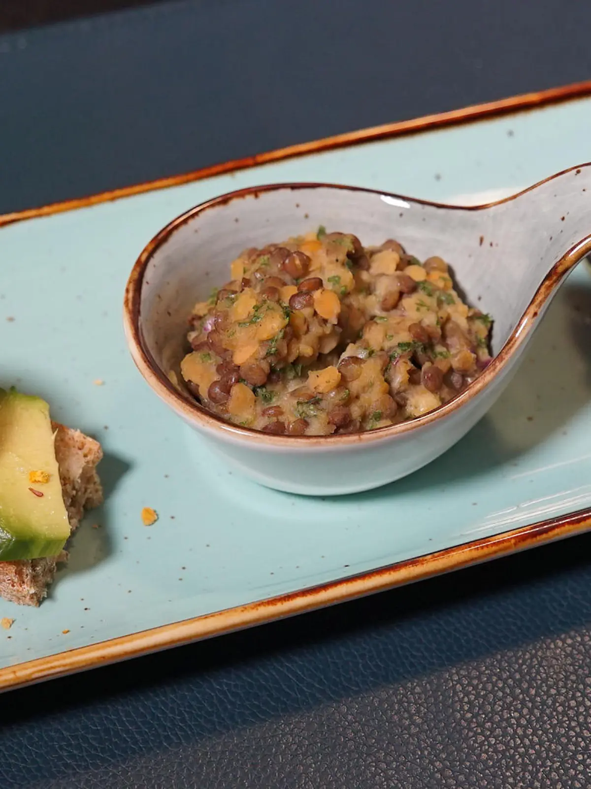 Auberginen-Törtchen mit Tomatengelee und lauwarmer Linsensalat