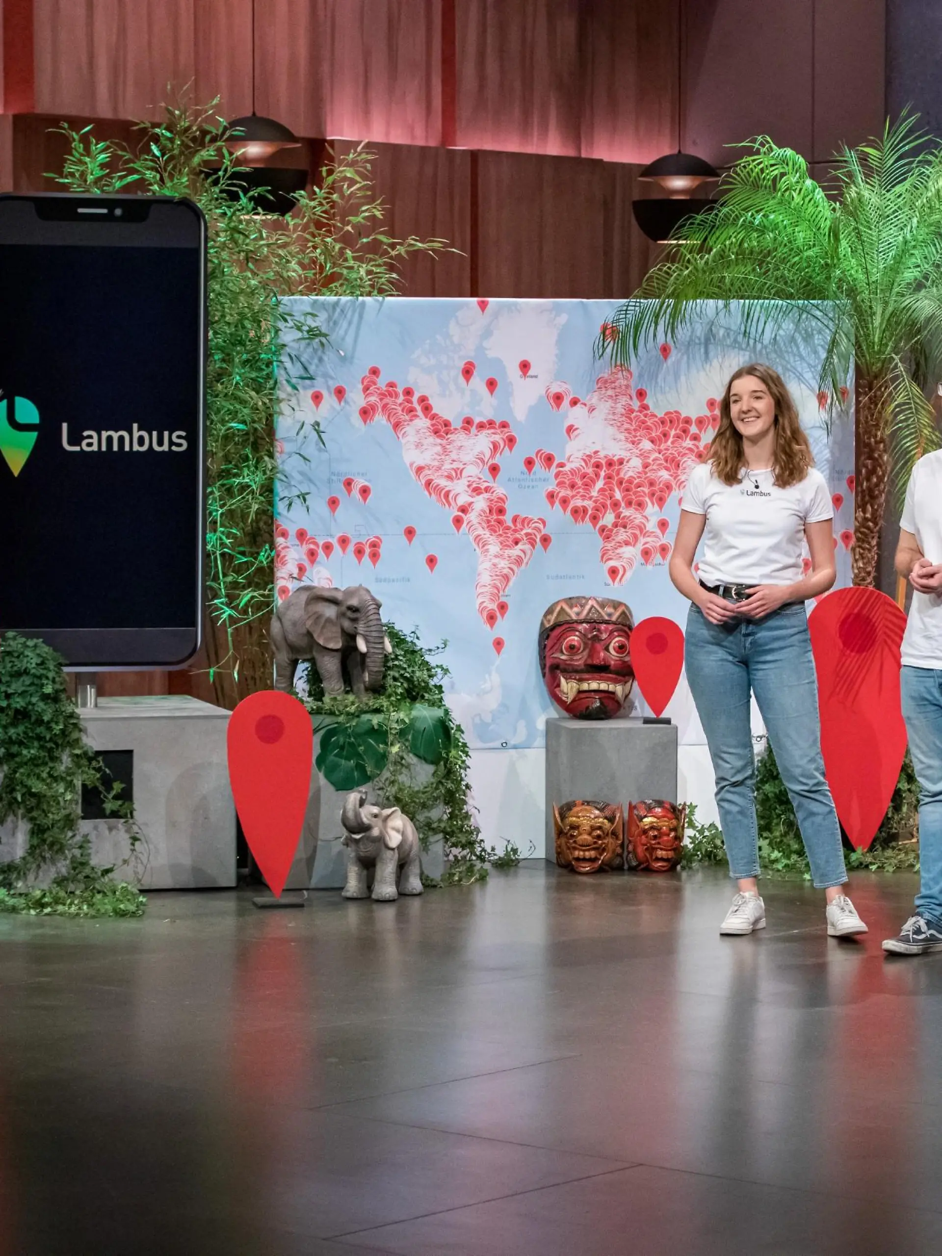Anja Niehoff und Hans Knöchel präsentieren mit _Lambus_ die All-in-one Reise-Plattform. Sie erhoffen sich ein Investment von 500.000 Euro für 15 Prozent der Anteile an ihrem Unternehmen.   Die Verwendung des sendungsbezogenen Materials ist nur mit dem Hinweis und Verlinkung auf TVNOW gestattet.