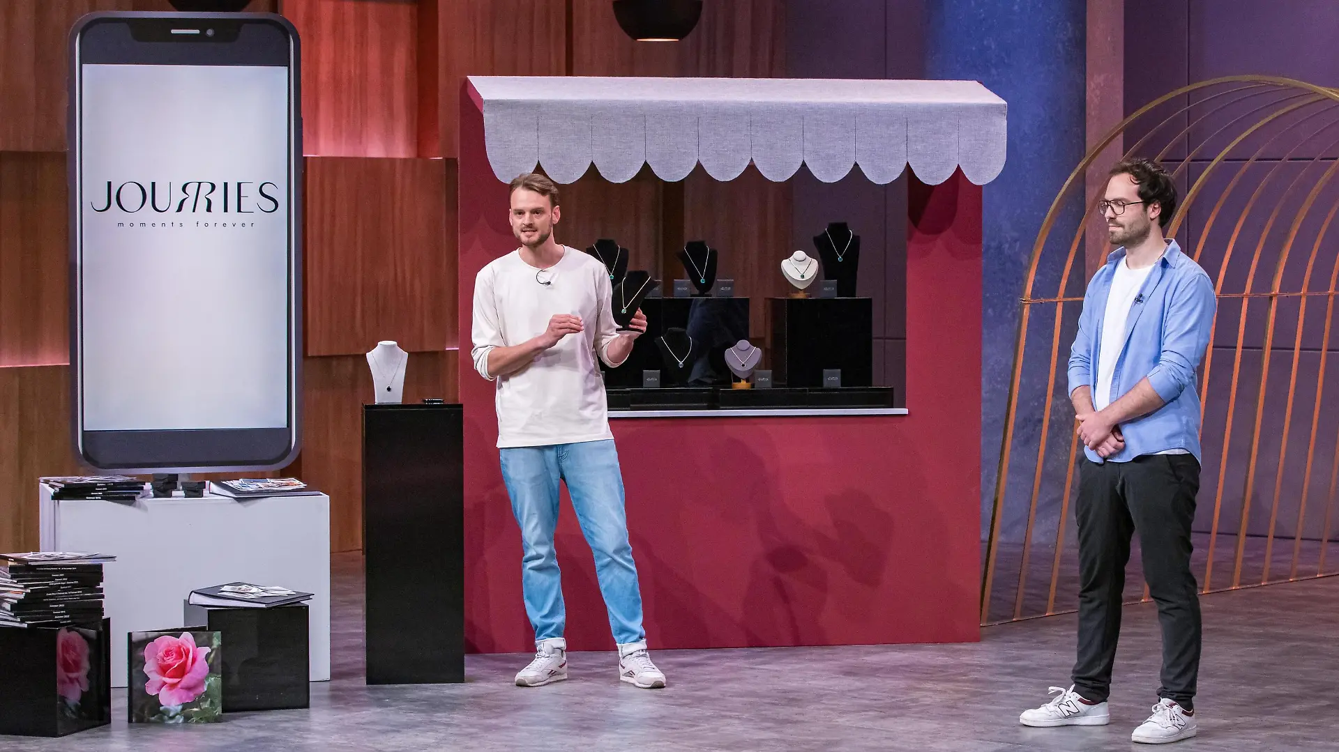 Moritz Tschischkale (l.) und Henrik Hühn präsentieren mit Jourries eine intelligente Halskette, die es ermöglicht Erinnerungen in Form von Fotos, Videos und Texten für immer zu bewahren und bei sich zu tragen. Sie erhoffen sich ein Investment von 100.000 Euro für 15 Prozent der Firmenanteile.
+++ Die Verwendung des sendungsbezogenen Materials ist nur mit dem Hinweis und Verlinkung auf RTL+ gestattet. +++