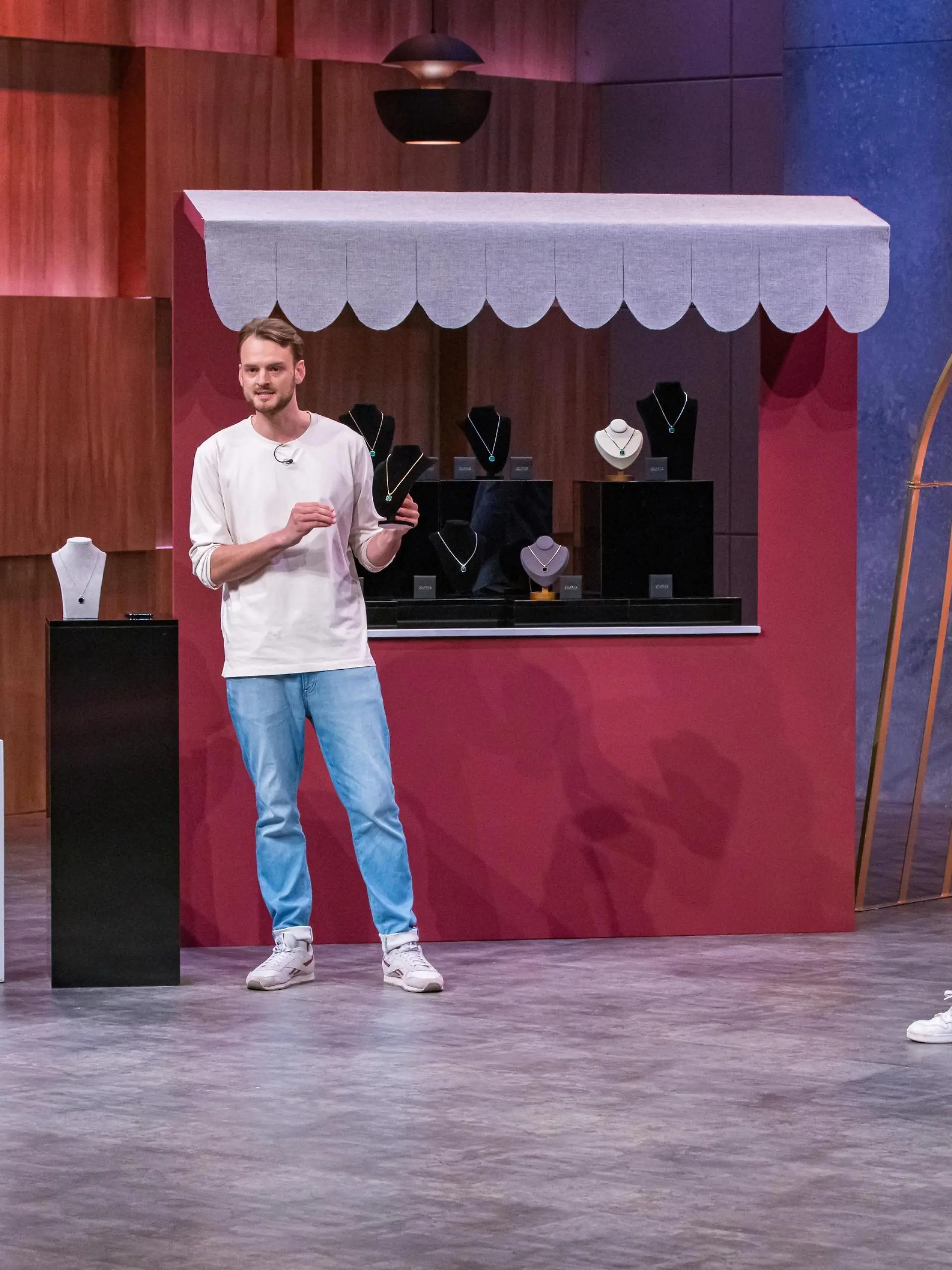 Moritz Tschischkale (l.) und Henrik Hühn präsentieren mit Jourries eine intelligente Halskette, die es ermöglicht Erinnerungen in Form von Fotos, Videos und Texten für immer zu bewahren und bei sich zu tragen. Sie erhoffen sich ein Investment von 100.000 Euro für 15 Prozent der Firmenanteile.

+++ Die Verwendung des sendungsbezogenen Materials ist nur mit dem Hinweis und Verlinkung auf RTL+ gestattet. +++