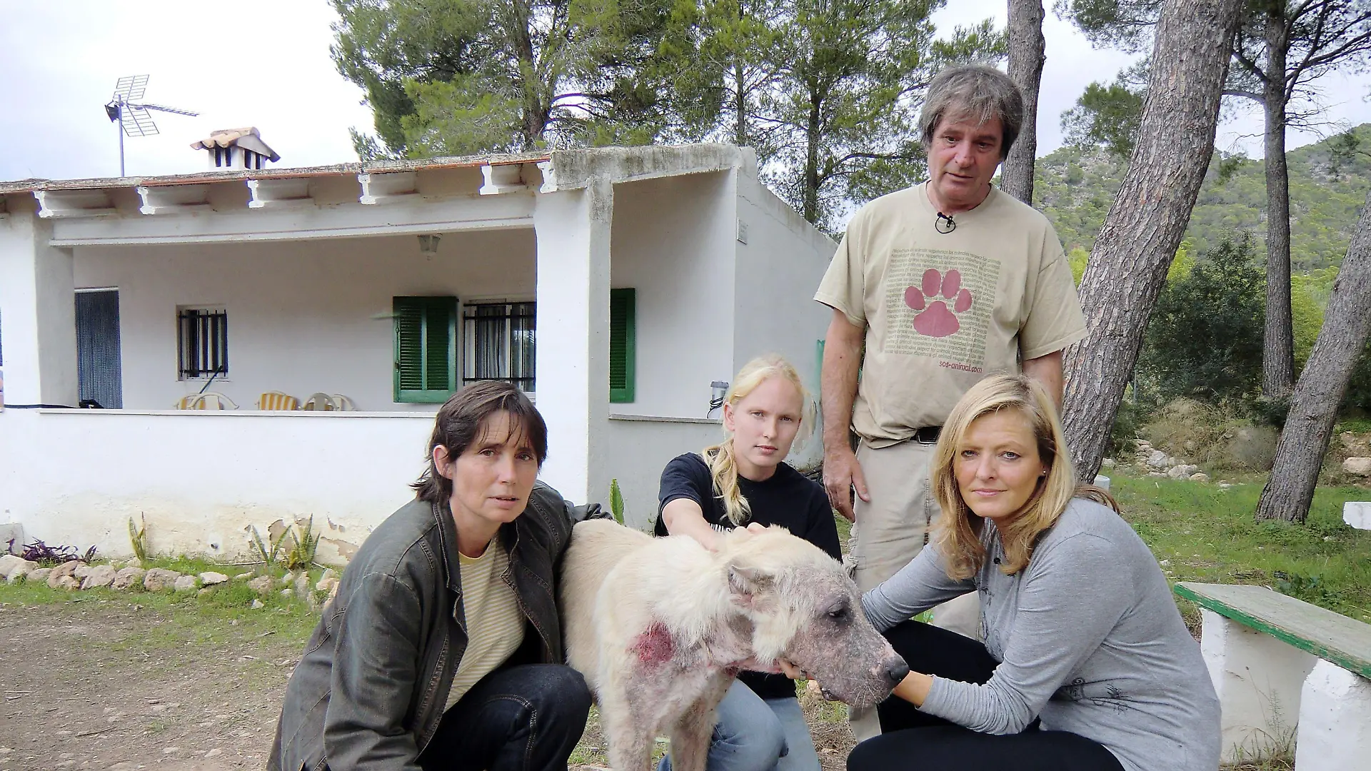 Ein verwahrloster Kettenhund wird durch die Mallorquiner Polizei beschlagnahmt. V. l.: Maxi Lange, Veronika Rheinberger, Karl Miesel und Petra Steinerund.