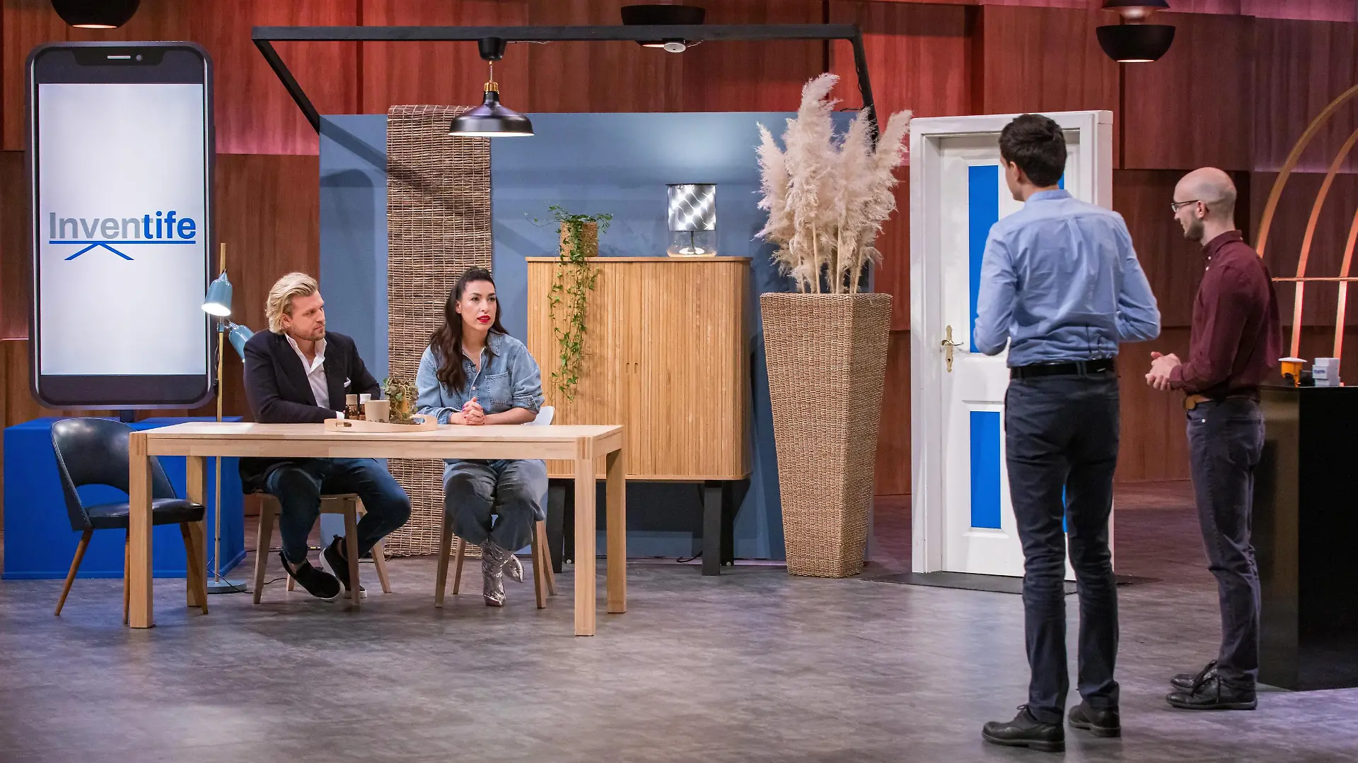 Robin Göbel und Max-Felix Müller (r.) präsentieren den "Löwen" Tijen Onaran und Tillman Schulz (l.) mit Inventife einen Raumsensor zur Personenverhaltenserkennung.
+++ Die Verwendung des sendungsbezogenen Materials ist nur mit dem Hinweis und Verlinkung auf RTL+ gestattet. +++