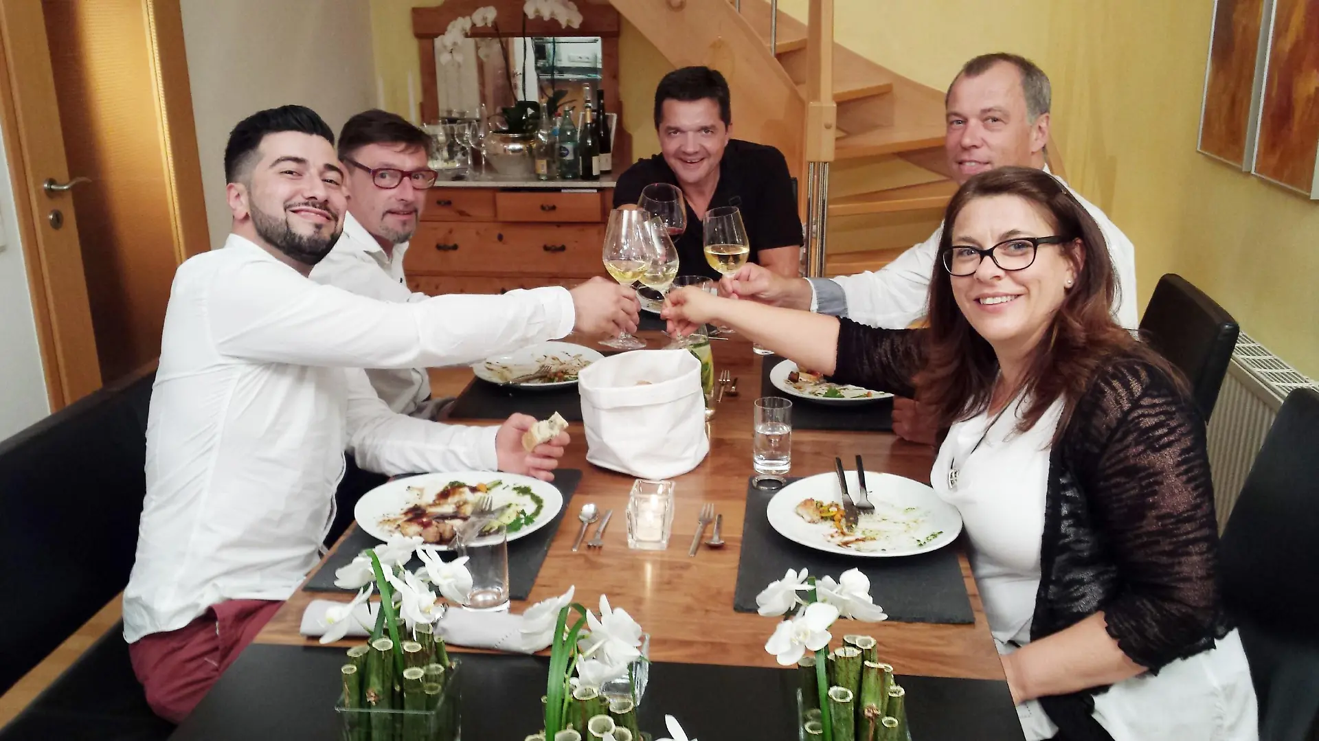 Hassan, Stefan, Gastgeber Thomas, Matthias und Heidrun (v.l.) lassen es sich am ersten Tag einer spannenden Woche schmecken.