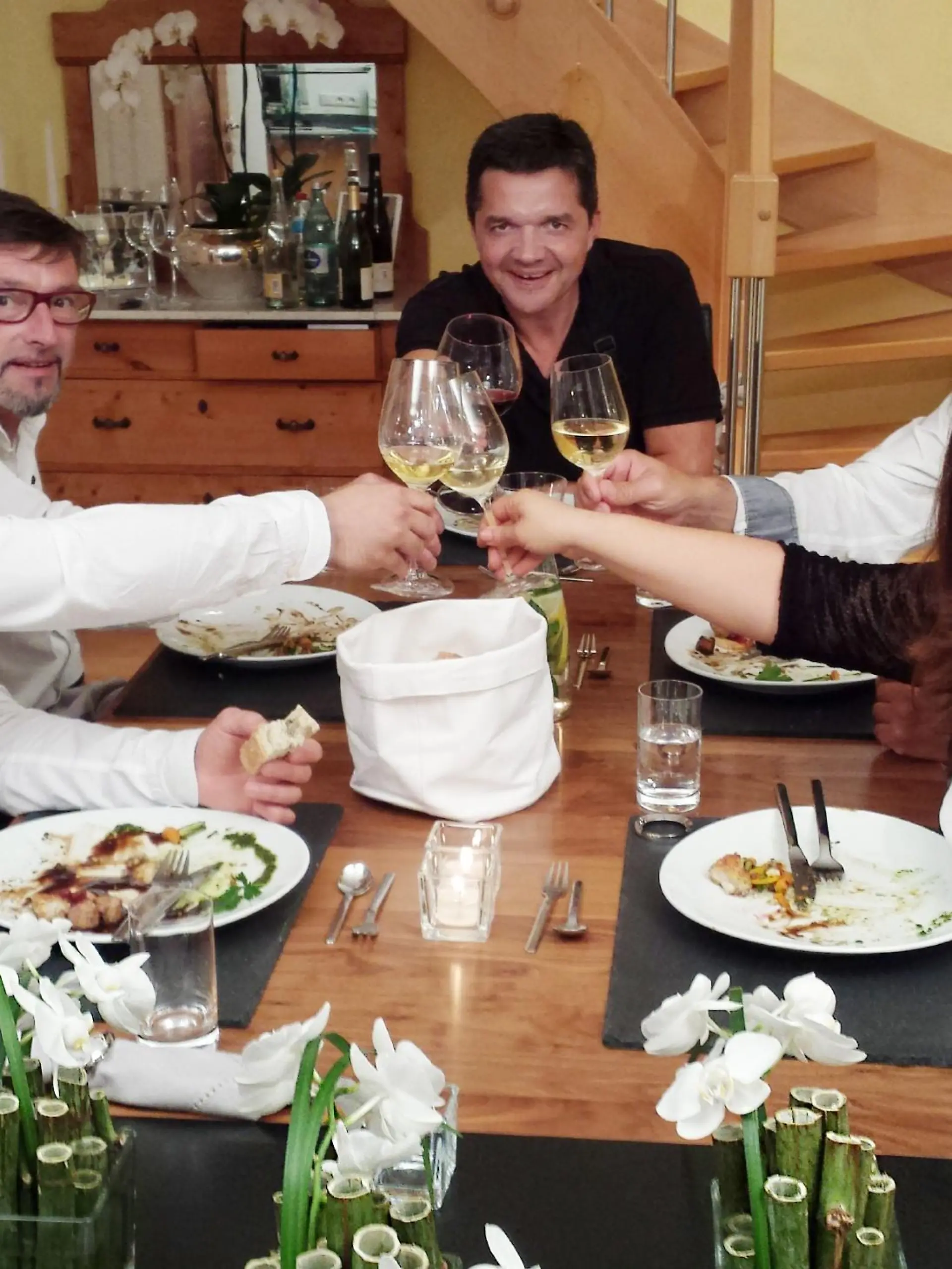Hassan, Stefan, Gastgeber Thomas, Matthias und Heidrun (v.l.) lassen es sich am ersten Tag einer spannenden Woche schmecken. 