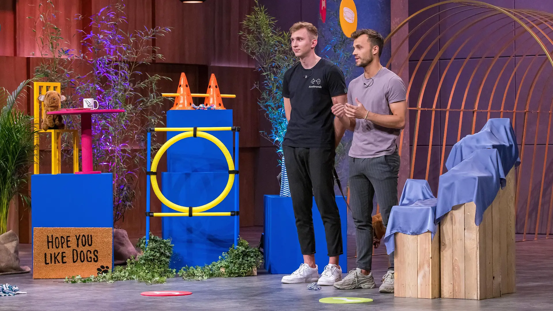 Fabio Lehnert (r.) und Luis Kesten präsentieren mit Hunderunde, faire Hundeleckerlis aus Trester. Sie erhoffen sich ein Investment von 100.000 Euro für 15 Prozent der Firmenanteile.
+++ Die Verwendung des sendungsbezogenen Materials ist nur mit dem Hinweis und Verlinkung auf RTL+ gestattet. +++