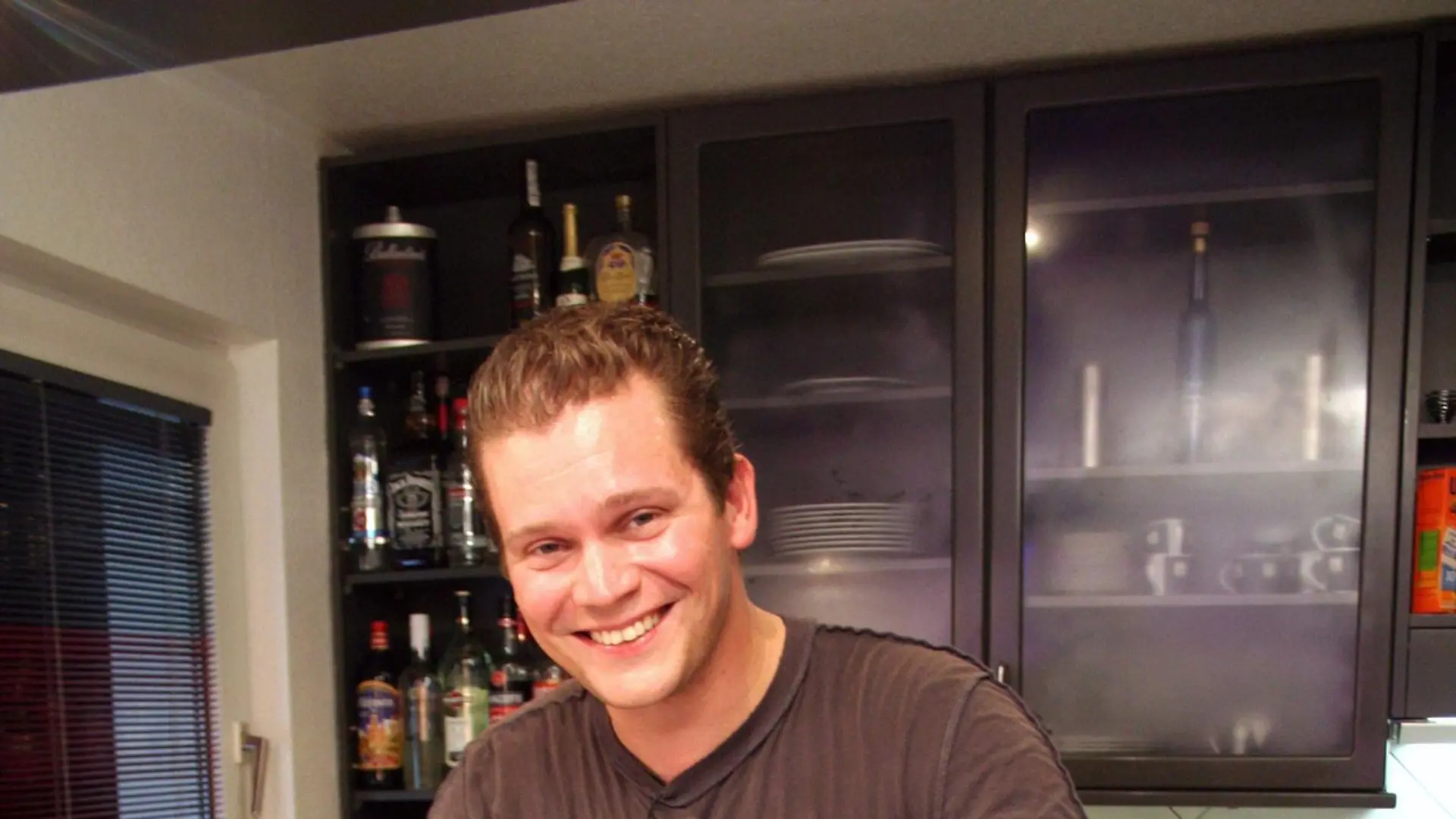 Daumen hoch: Gastgeber Marcus (33) ist von seinen Kochkünsten begeistert. Kann er denn auch seine Gäste überzeugen?