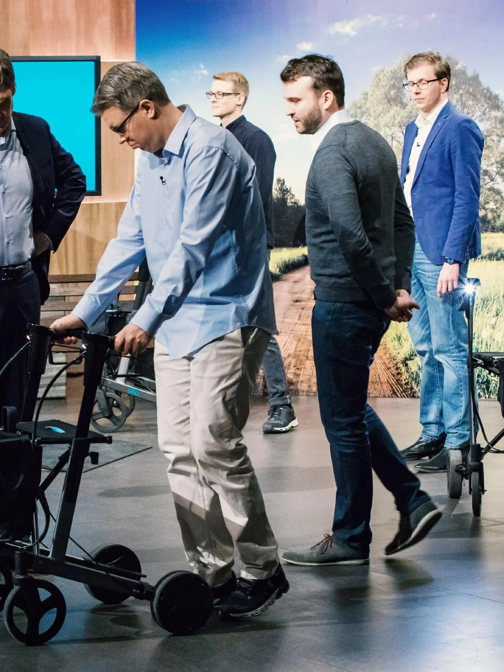 Die Investoren Carsten Maschmeyer (l.) und Frank Thelen nehmen "Ello", den elektrischen Rollator, genau unter die Lupe.