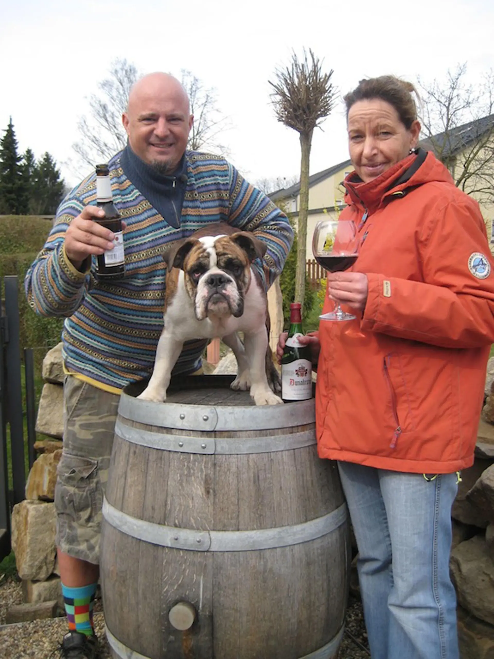 Detlef mit Hund Kaiuwe und seiner Frau Nicole.