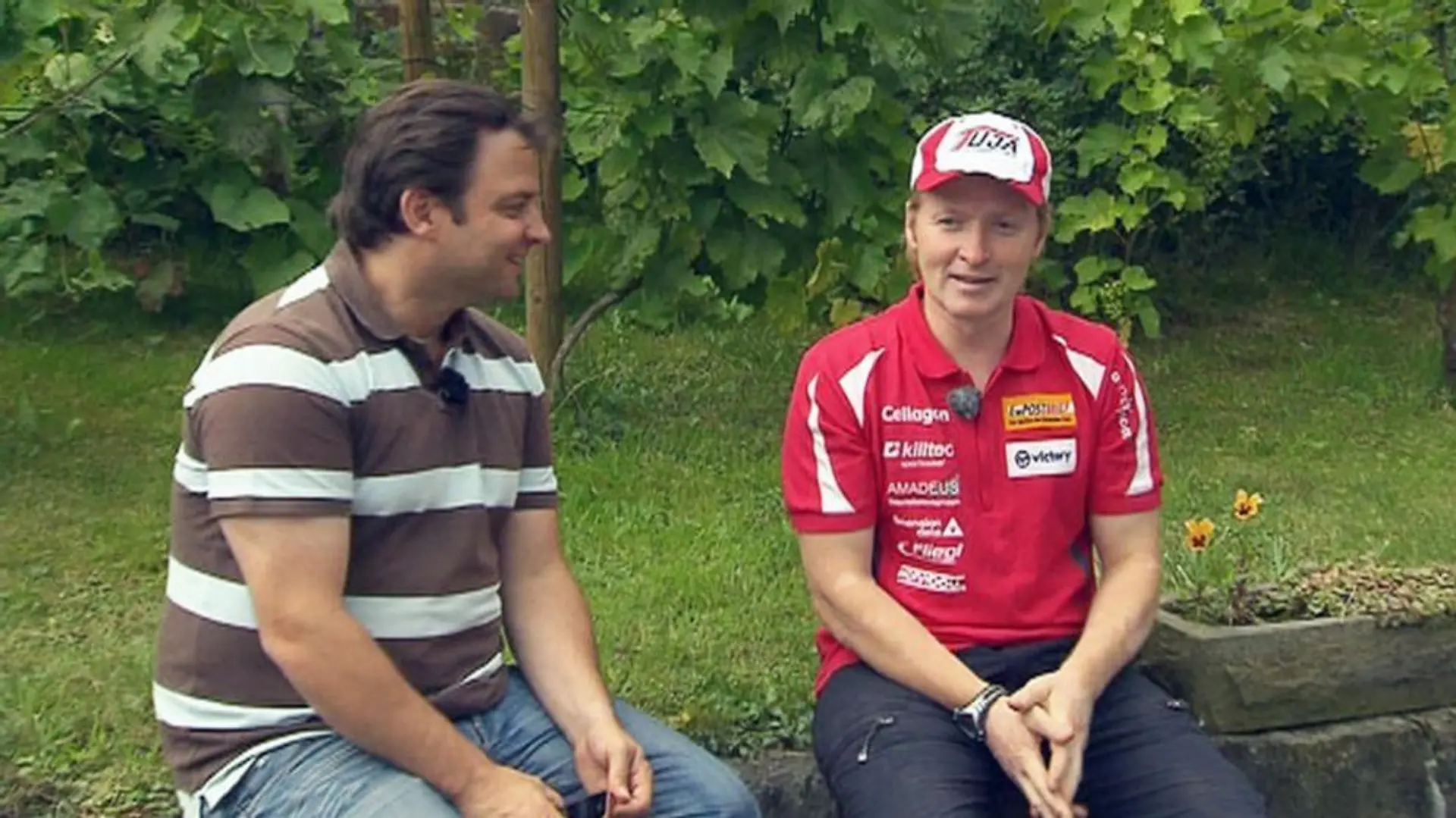 Martin Rütter (l.) besucht Joey Kelly auf seinem Bauernhof im Bergischen Land. Hier hat der Musiker und Extremsportler einer ganzen Reihe von Tieren Unterschlupf gegeben.
