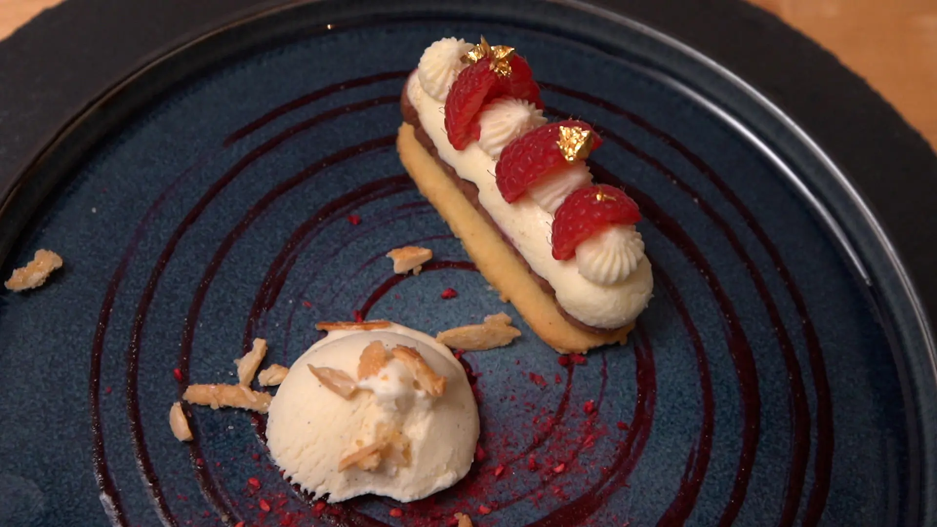 Schoko-Mousse mit Himbeerpüree und Vanilleeis