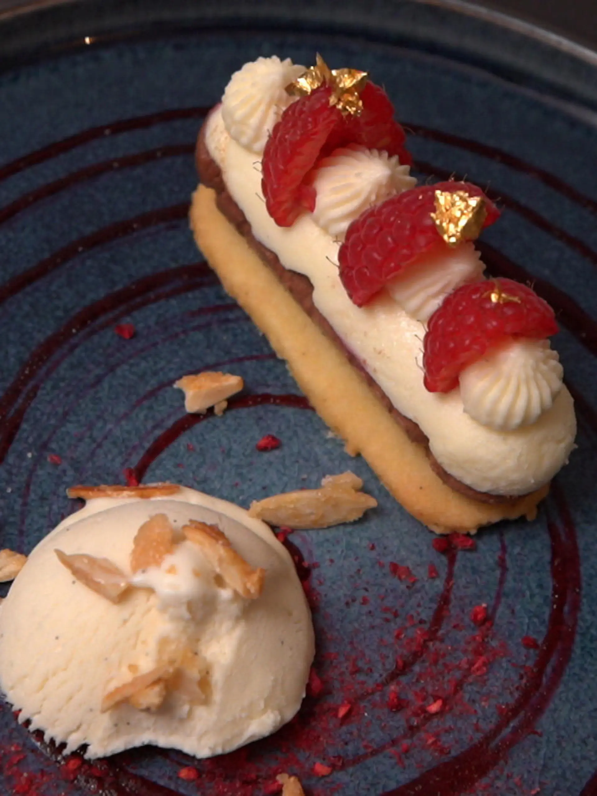 Schoko-Mousse mit Himbeerpüree und Vanilleeis
