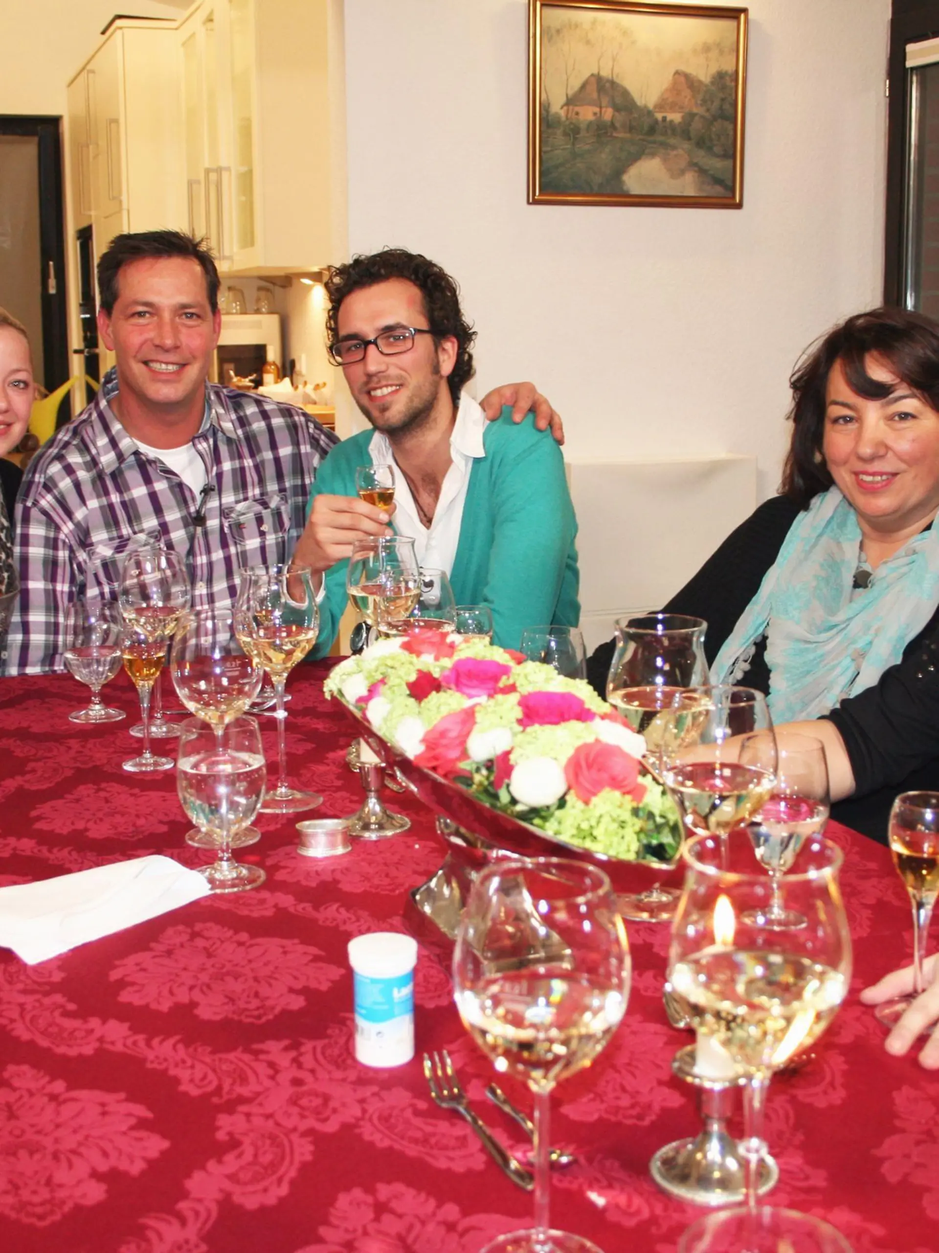V.l. Frauke (26), Gastgeber Stefan (45), Norman (30), Aysel (43), Julia (22)