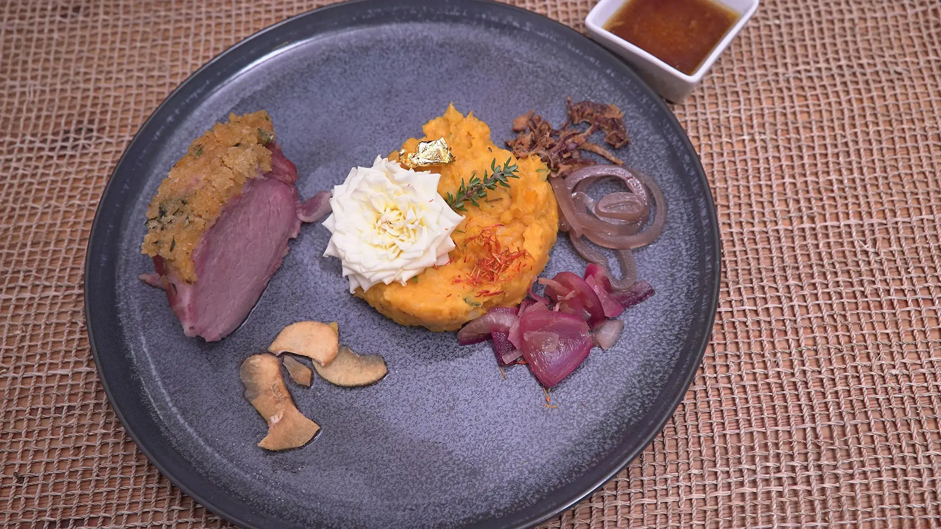 Iberico Schweinelende mit Kräuterkruste und Süßkartoffelstampf