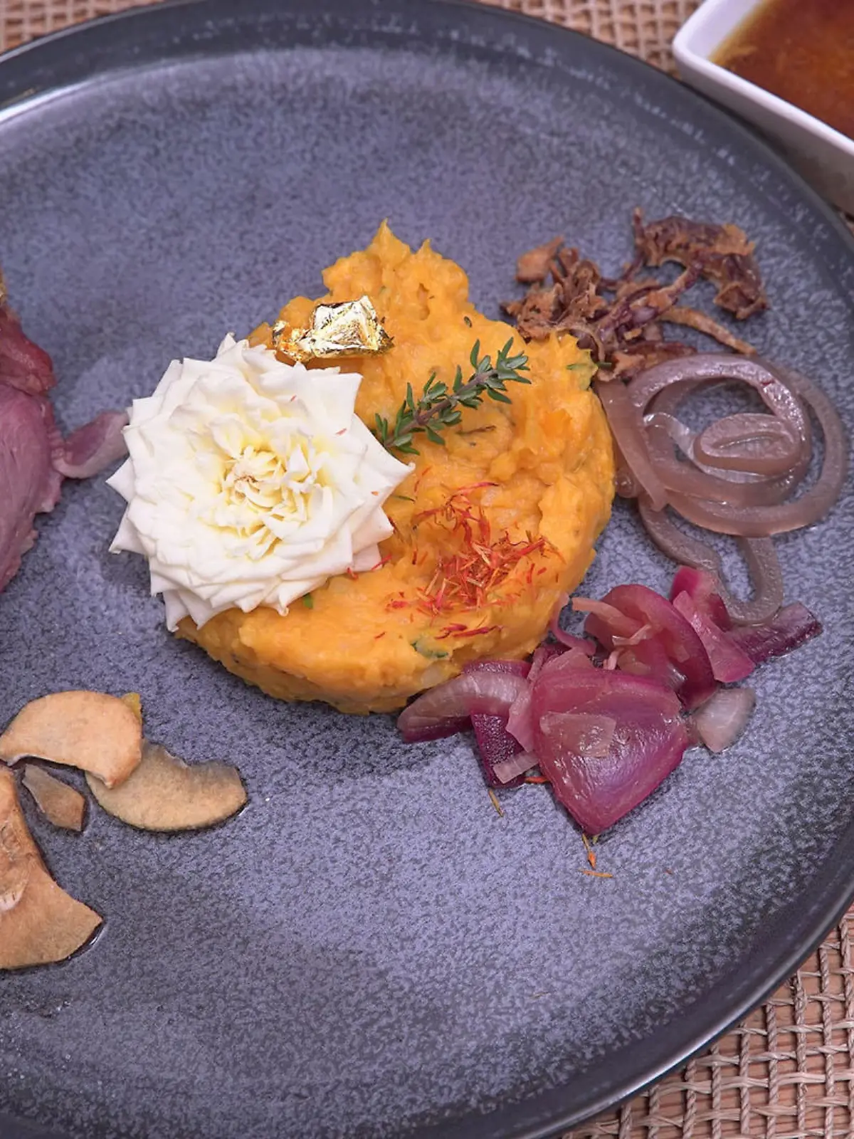 Iberico Schweinelende mit Kräuterkruste und Süßkartoffelstampf