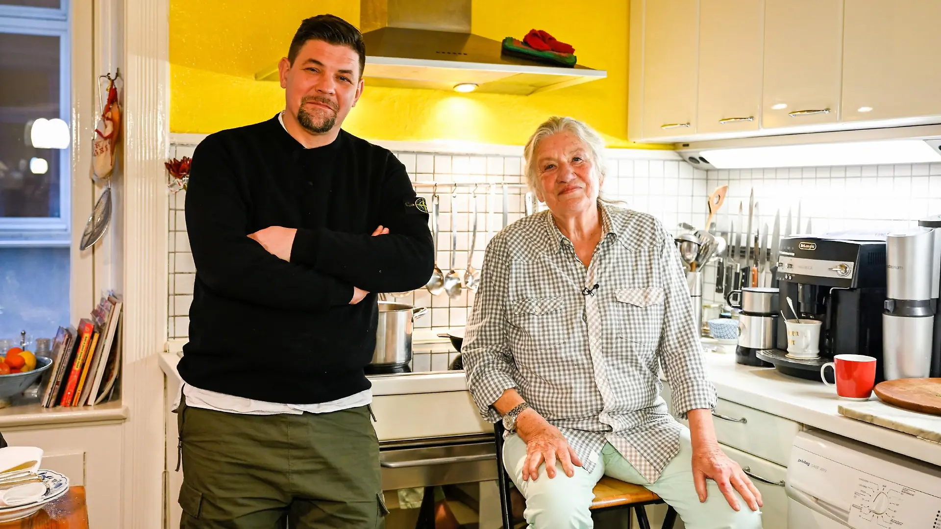 Tim Mälzer und Monika Fuchs in deren Wohnzimmer-Restaurant in Hamburg. Die Verwendung des sendungsbezogenen Materials ist nur mit dem Hinweis und Verlinkung auf RTL+ gestattet.