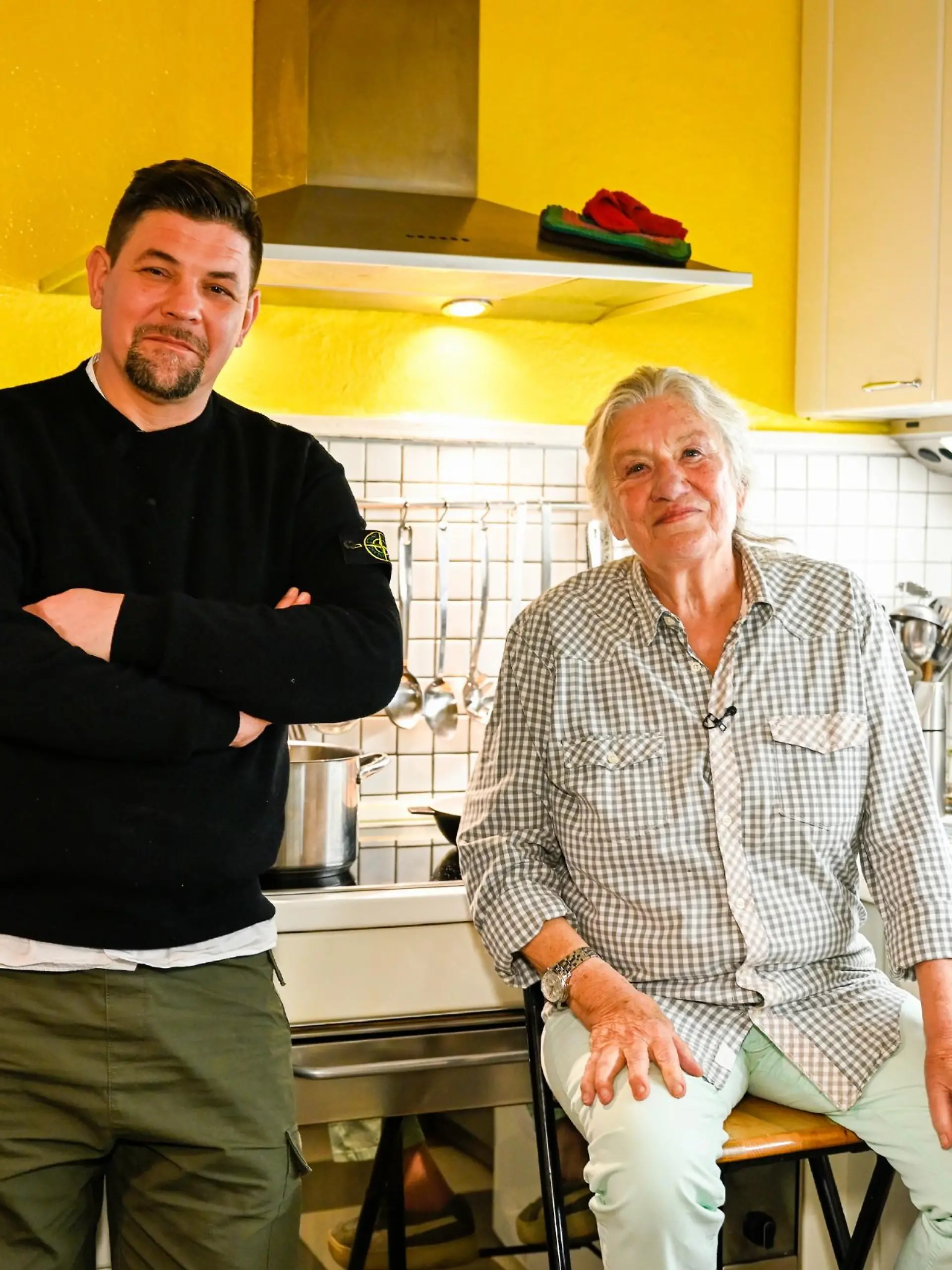 Tim Mälzer und Monika Fuchs in deren Wohnzimmer-Restaurant in Hamburg.  Die Verwendung des sendungsbezogenen Materials ist nur mit dem Hinweis und Verlinkung auf RTL+ gestattet.